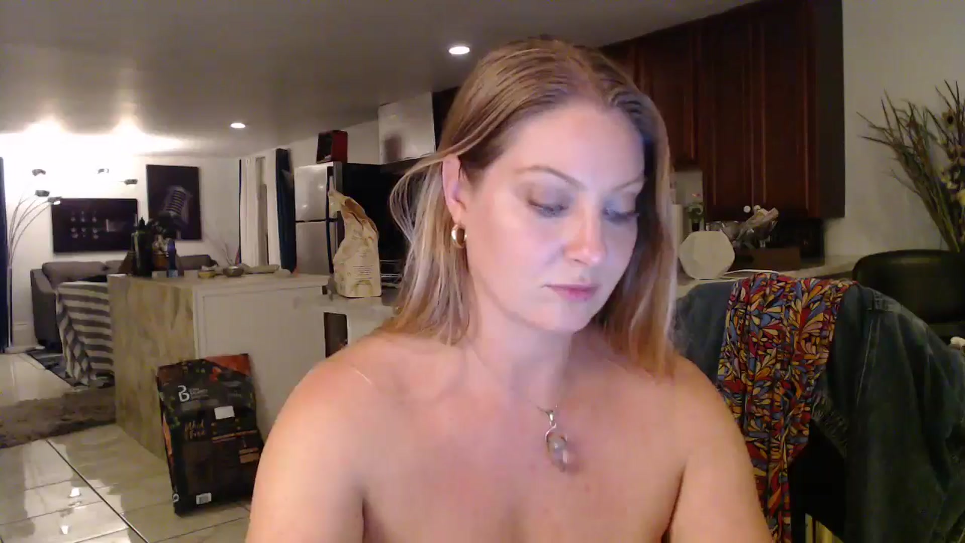 Gallery image thumbnail from VeronicaOMG's myfreecams stream on, 11/26/2024, 06:37 image 17 of 20