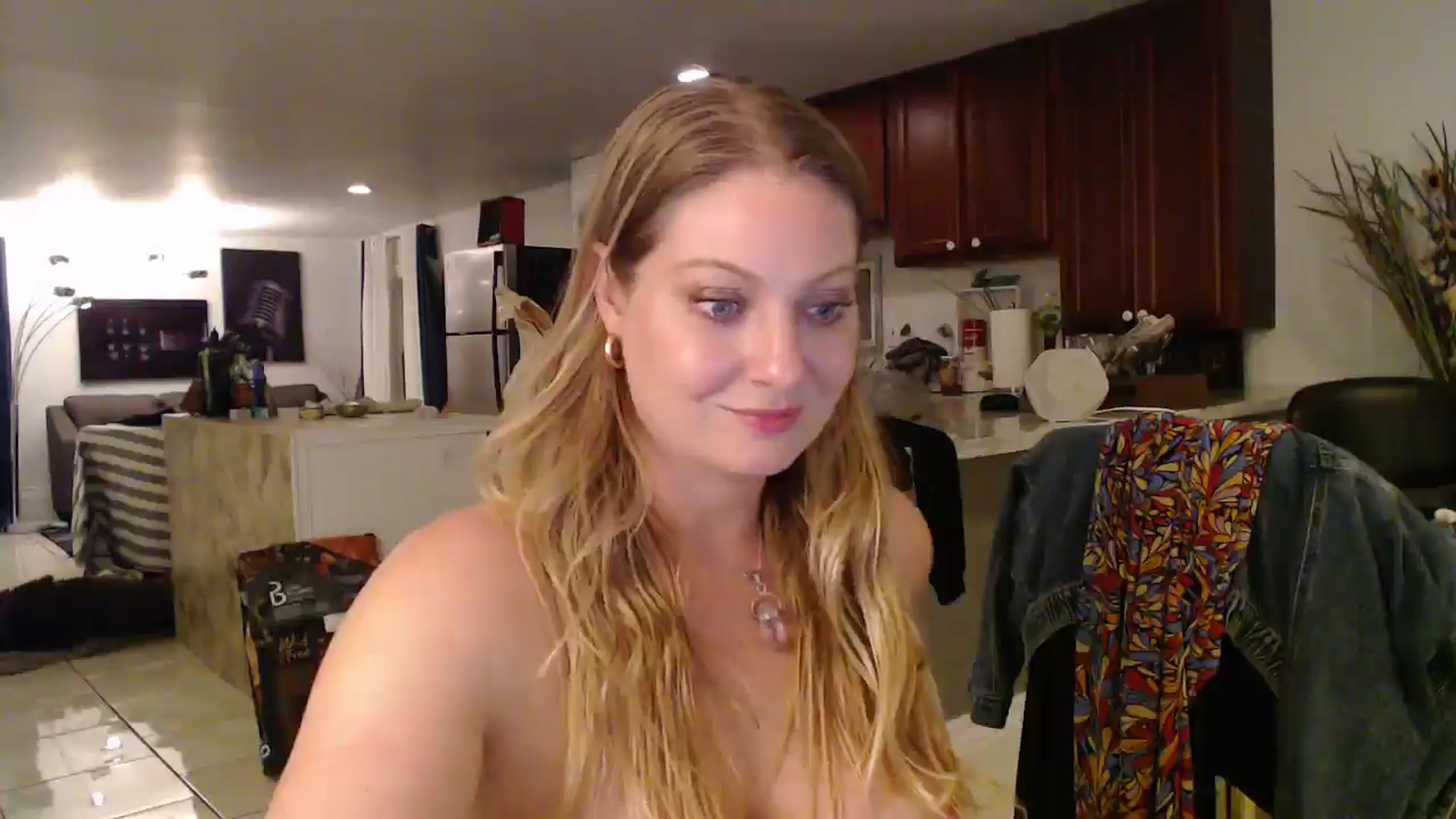 Gallery image thumbnail from VeronicaOMG's myfreecams stream on, 11/26/2024, 06:37 image 19 of 20