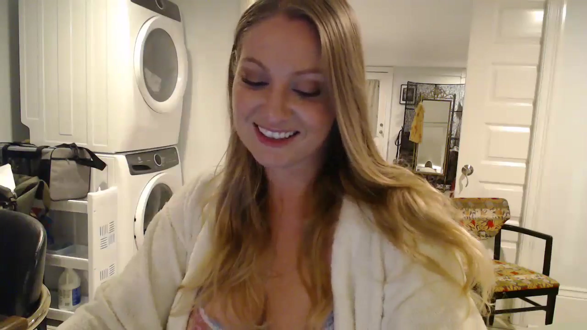 Gallery image thumbnail from VeronicaOMG's myfreecams stream on, 12/01/2024, 24:55 image 2 of 20