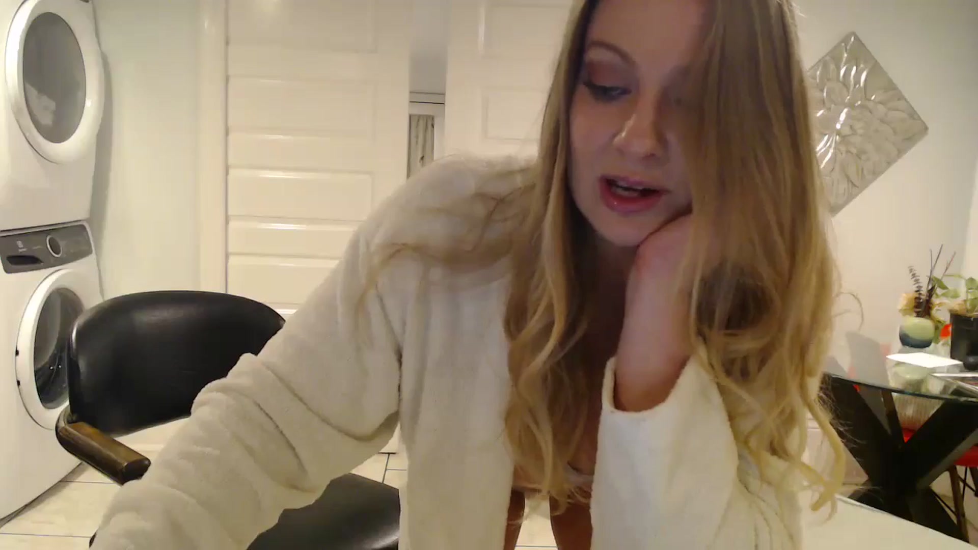 Gallery image thumbnail from VeronicaOMG's myfreecams stream on, 12/01/2024, 24:55 image 4 of 20