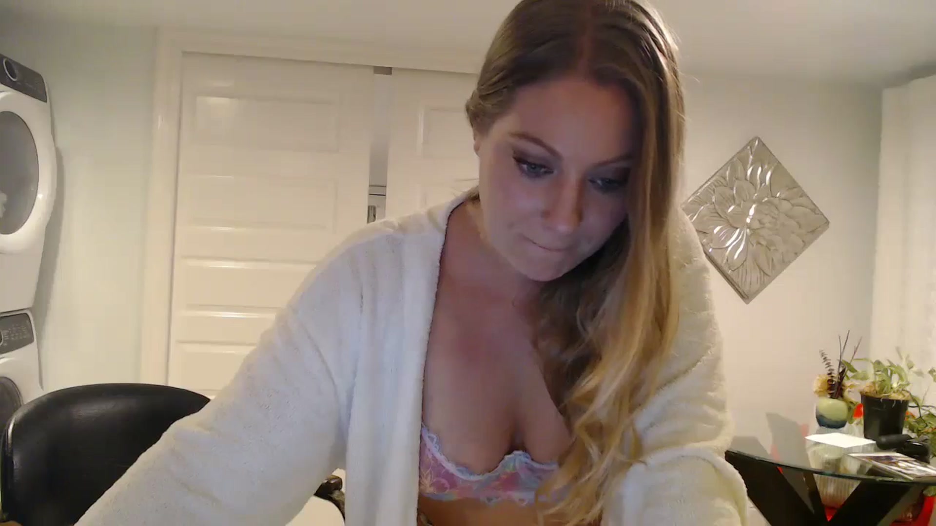 Gallery image thumbnail from VeronicaOMG's myfreecams stream on, 12/01/2024, 24:55 image 3 of 20