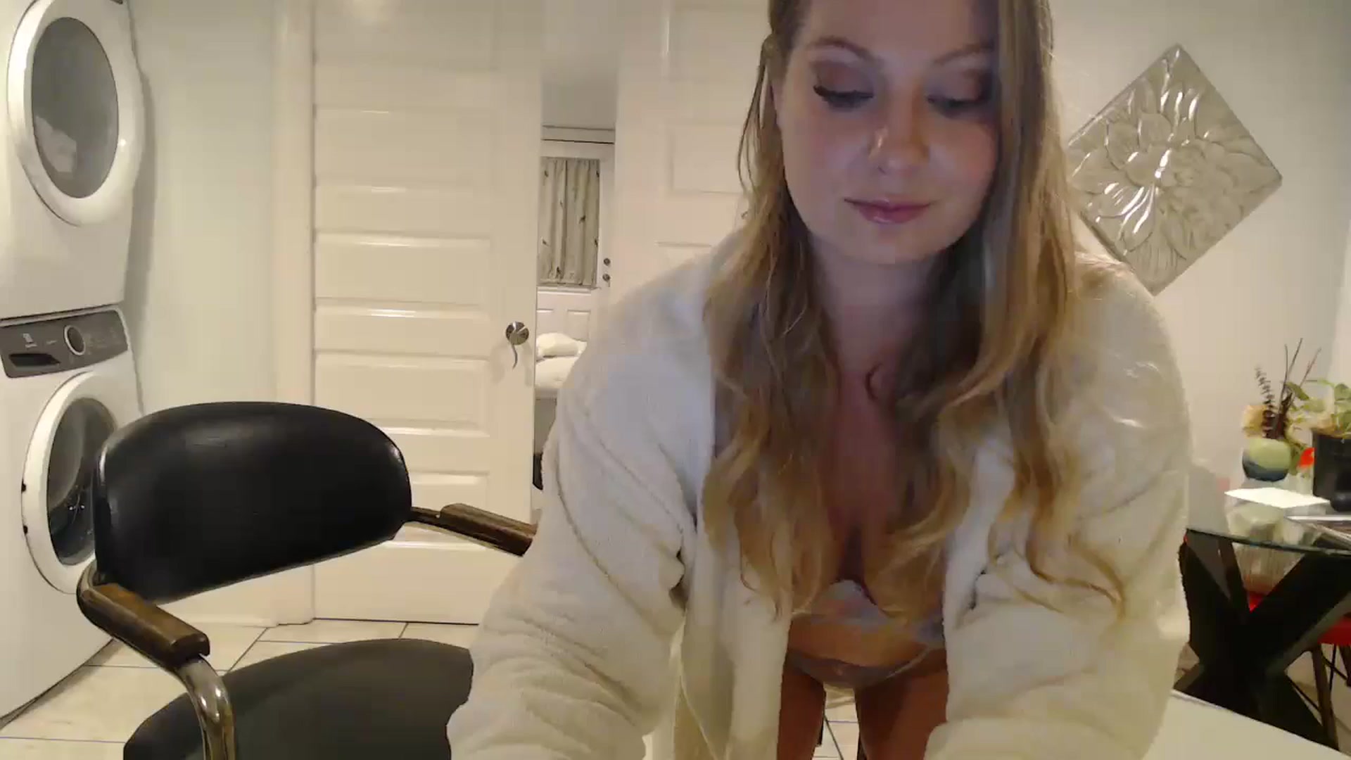 Gallery image thumbnail from VeronicaOMG's myfreecams stream on, 12/01/2024, 24:55 image 6 of 20