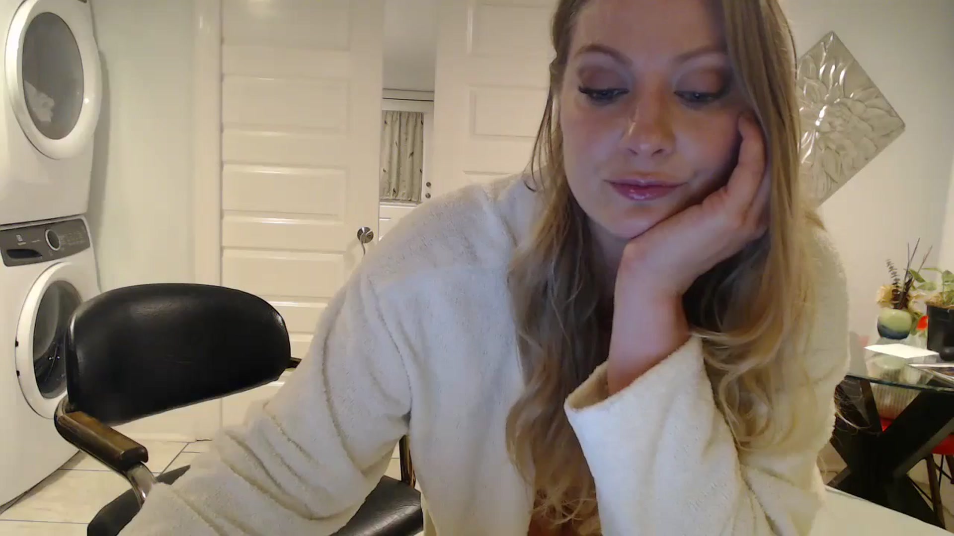Gallery image thumbnail from VeronicaOMG's myfreecams stream on, 12/01/2024, 24:55 image 7 of 20
