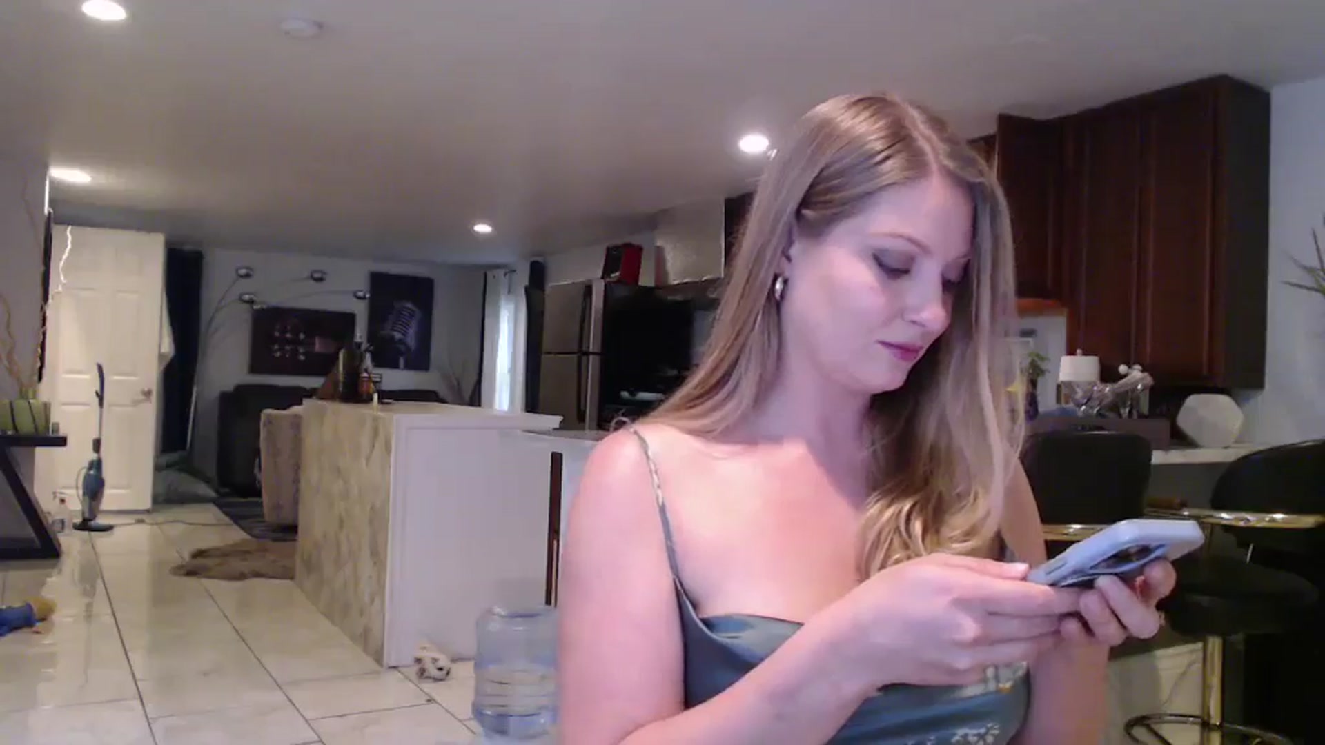 Gallery image thumbnail from VeronicaOMG's myfreecams stream on, 12/04/2024, 21:20 image 6 of 20