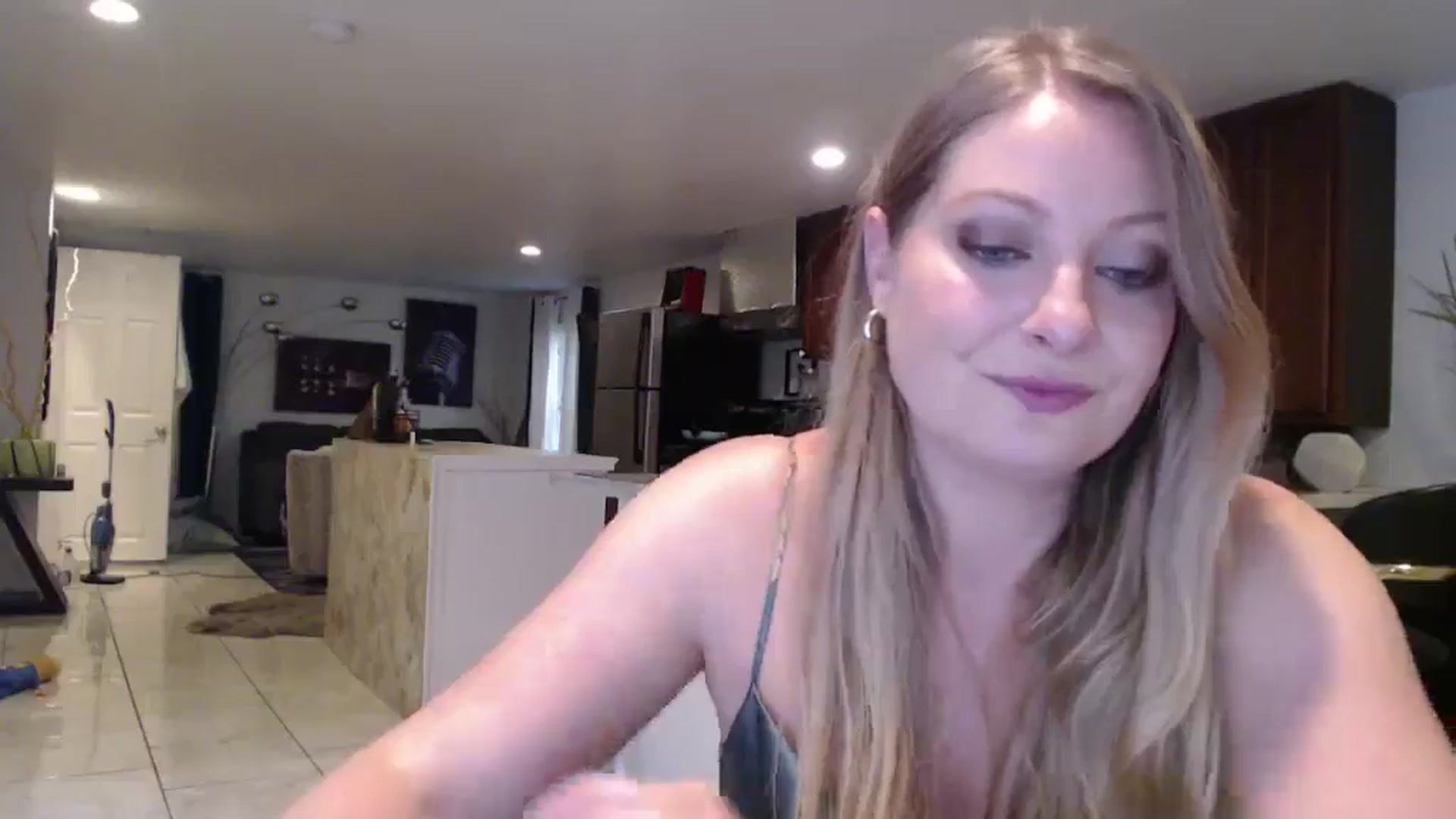 Gallery image thumbnail from VeronicaOMG's myfreecams stream on, 12/04/2024, 21:20 image 8 of 20