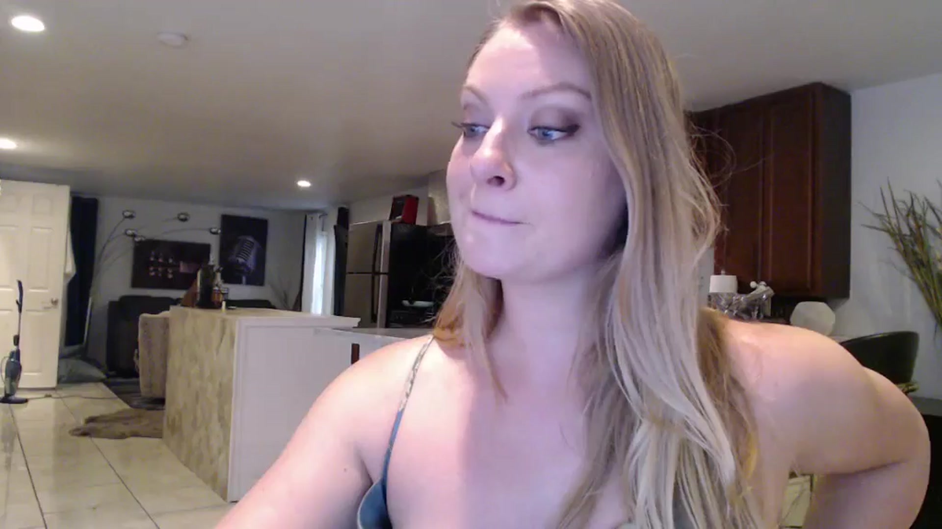 Gallery image thumbnail from VeronicaOMG's myfreecams stream on, 12/04/2024, 21:20 image 17 of 20