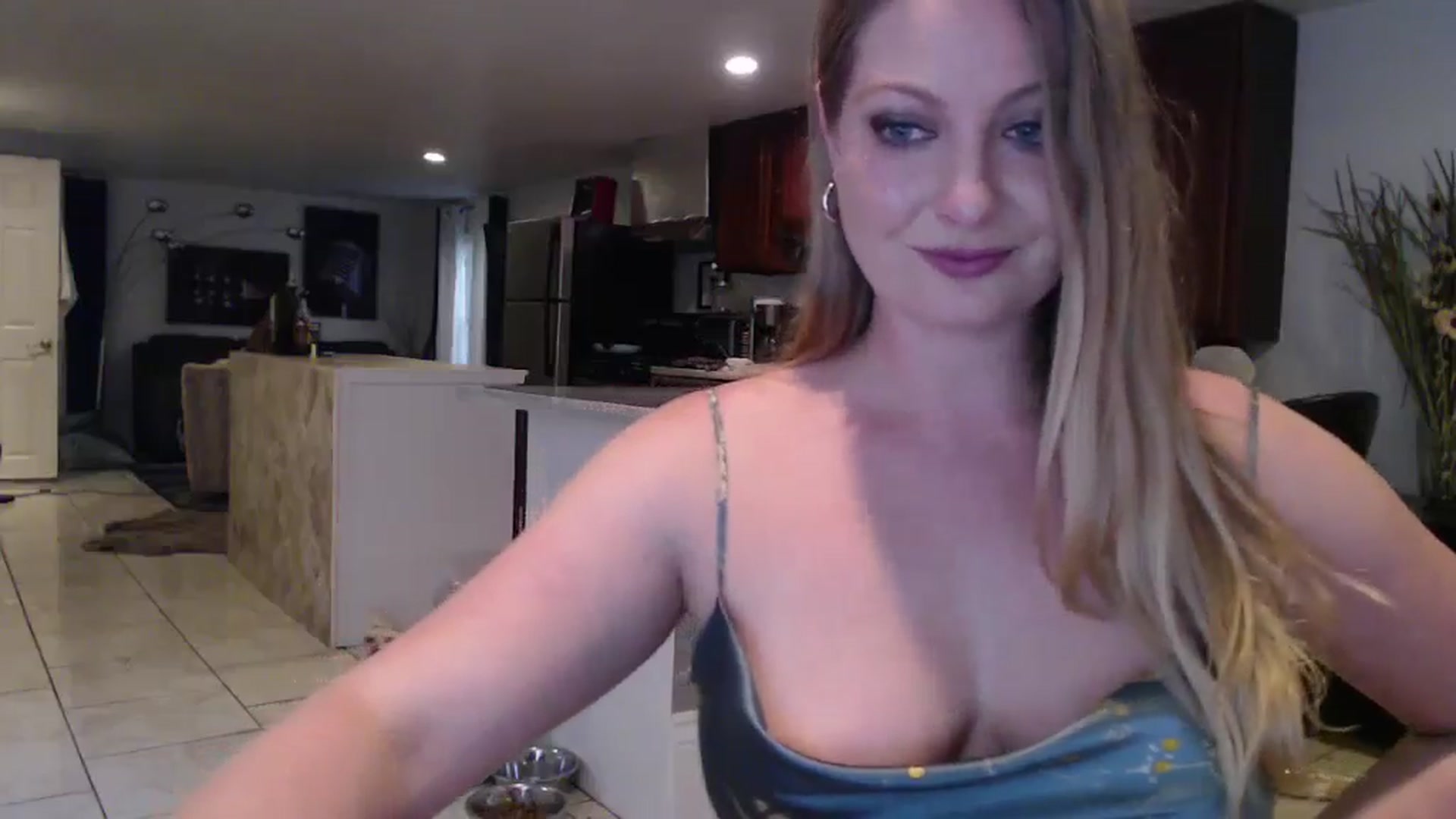 Gallery image thumbnail from VeronicaOMG's myfreecams stream on, 12/04/2024, 21:20 image 13 of 20