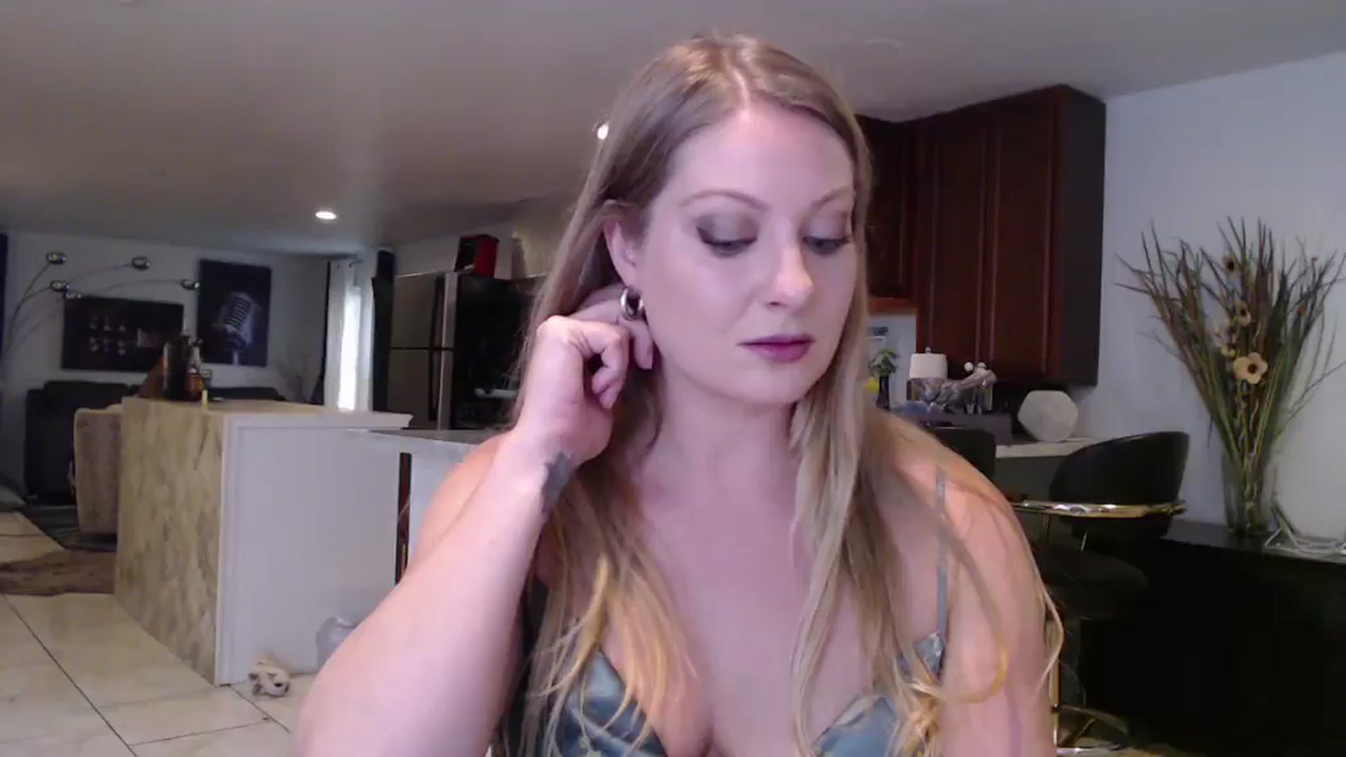 Gallery image thumbnail from VeronicaOMG's myfreecams stream on, 12/04/2024, 21:20 image 1 of 20
