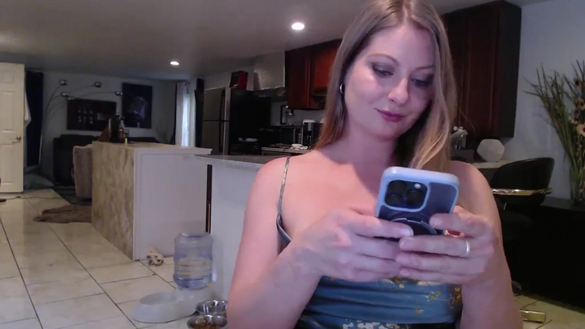 Gallery image thumbnail from VeronicaOMG's myfreecams stream on, 12/04/2024, 21:20 image 15 of 20