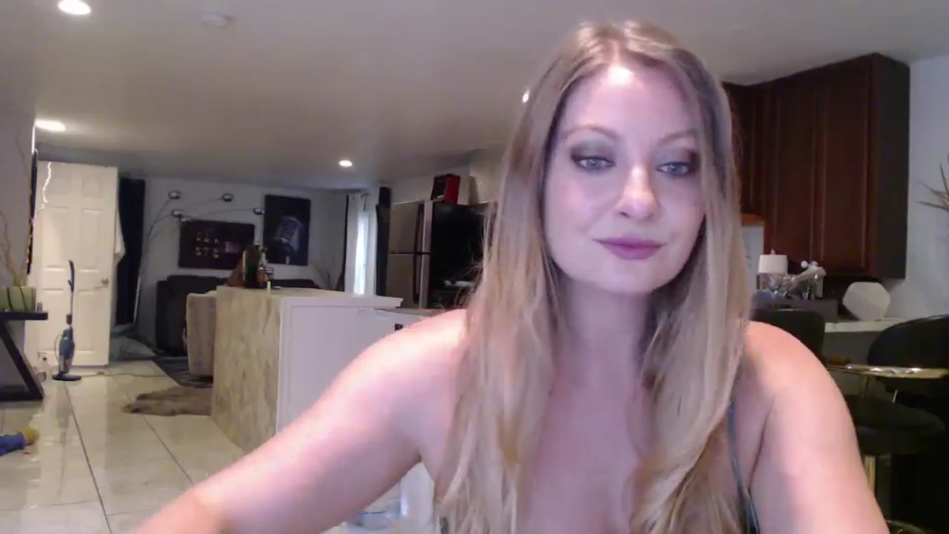 Gallery image thumbnail from VeronicaOMG's myfreecams stream on, 12/04/2024, 21:20 image 7 of 20