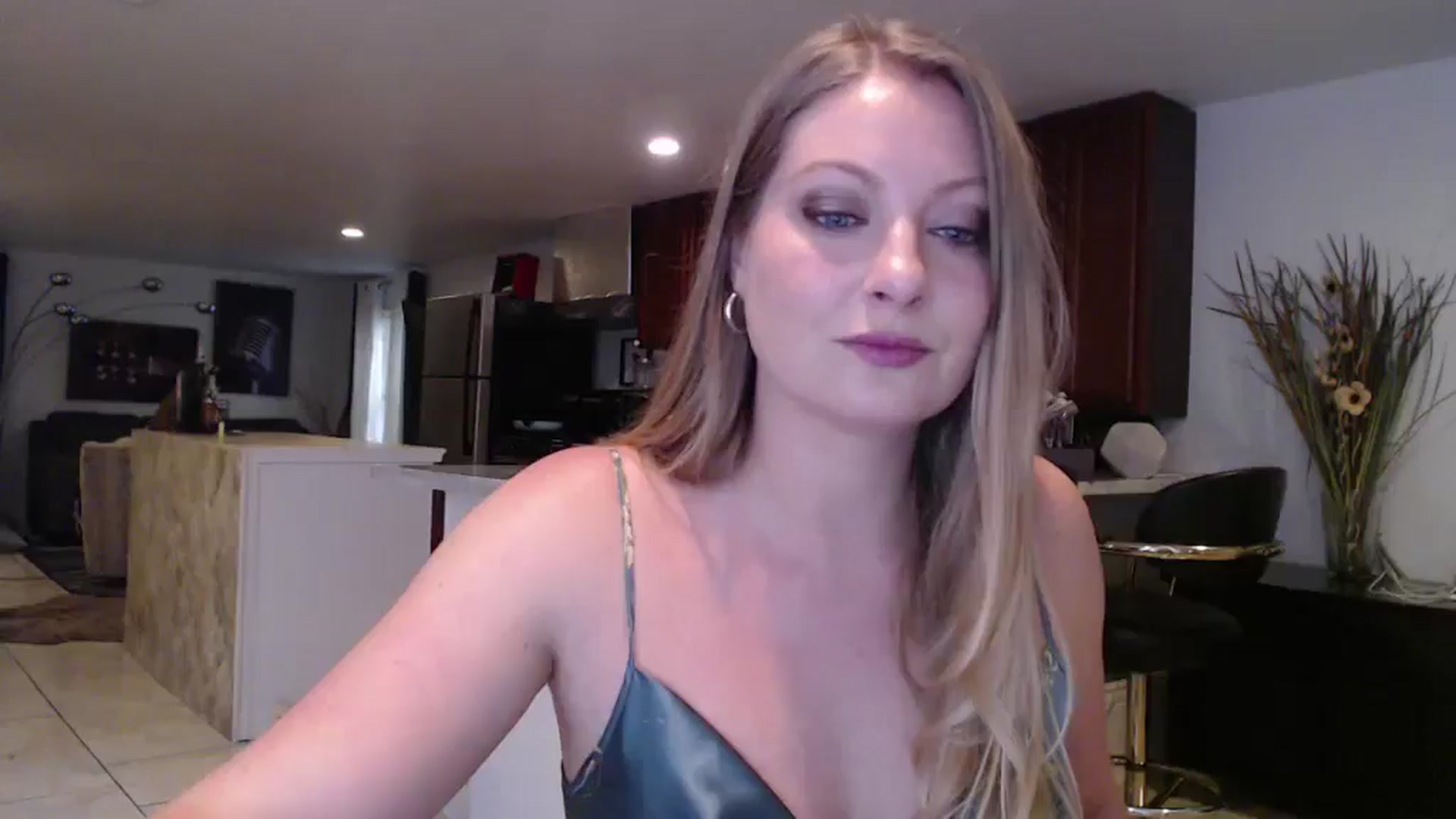 Gallery image thumbnail from VeronicaOMG's myfreecams stream on, 12/04/2024, 21:20 image 3 of 20