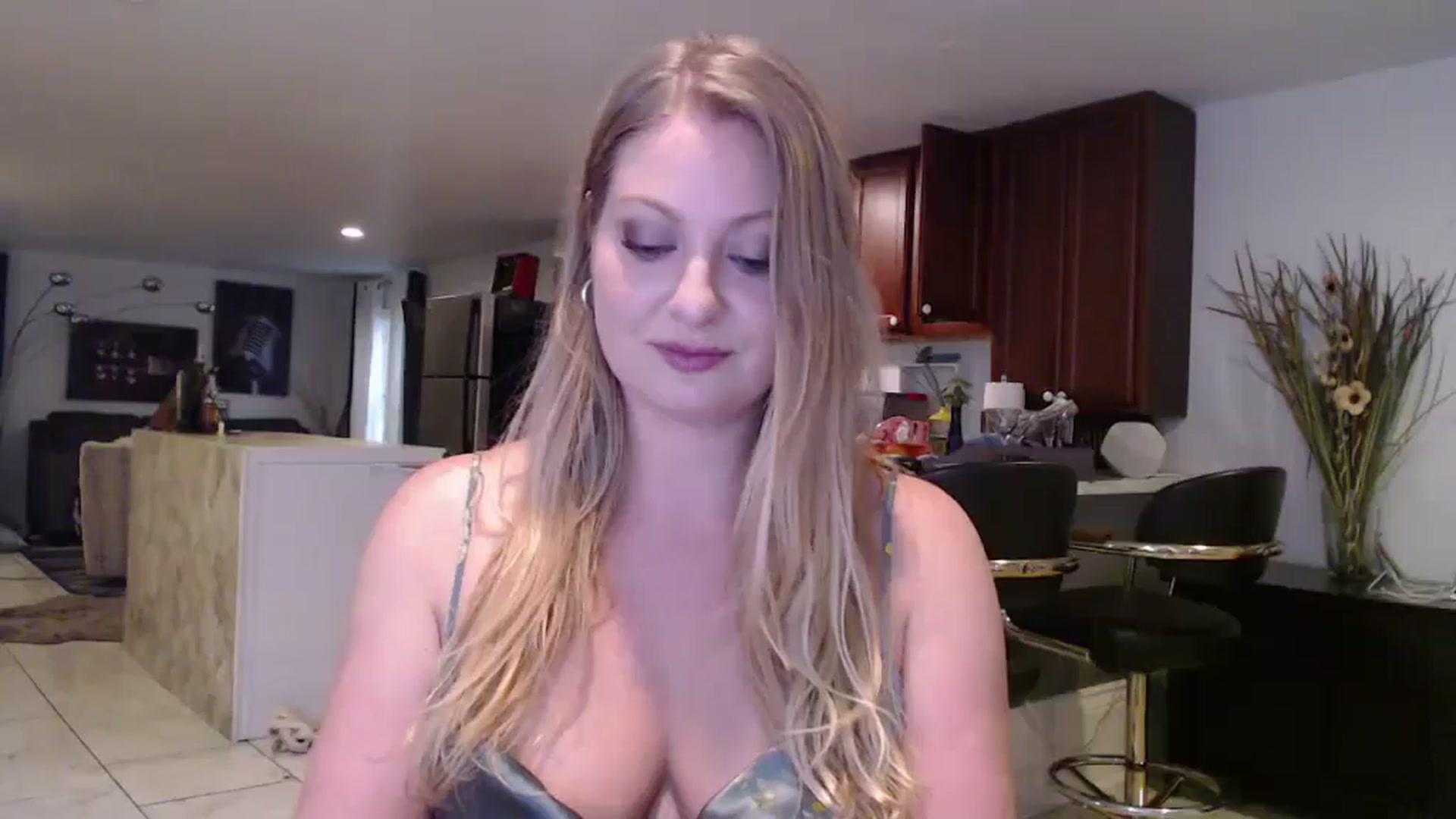 Gallery image thumbnail from VeronicaOMG's myfreecams stream on, 12/04/2024, 21:20 image 5 of 20