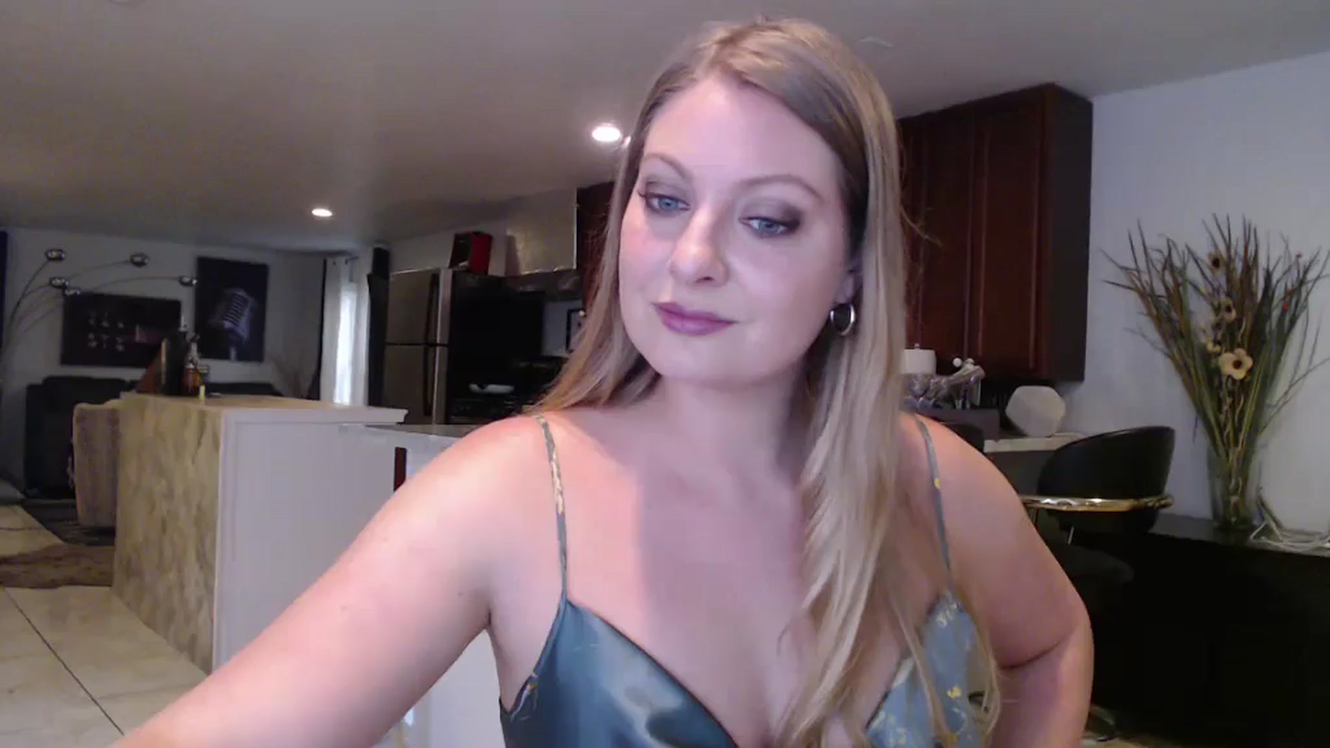 Gallery image thumbnail from VeronicaOMG's myfreecams stream on, 12/04/2024, 21:20 image 2 of 20