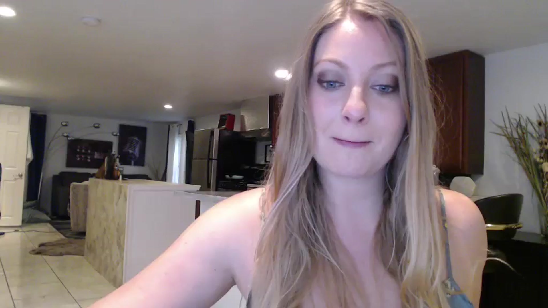 Gallery image thumbnail from VeronicaOMG's myfreecams stream on, 12/04/2024, 21:20 image 12 of 20