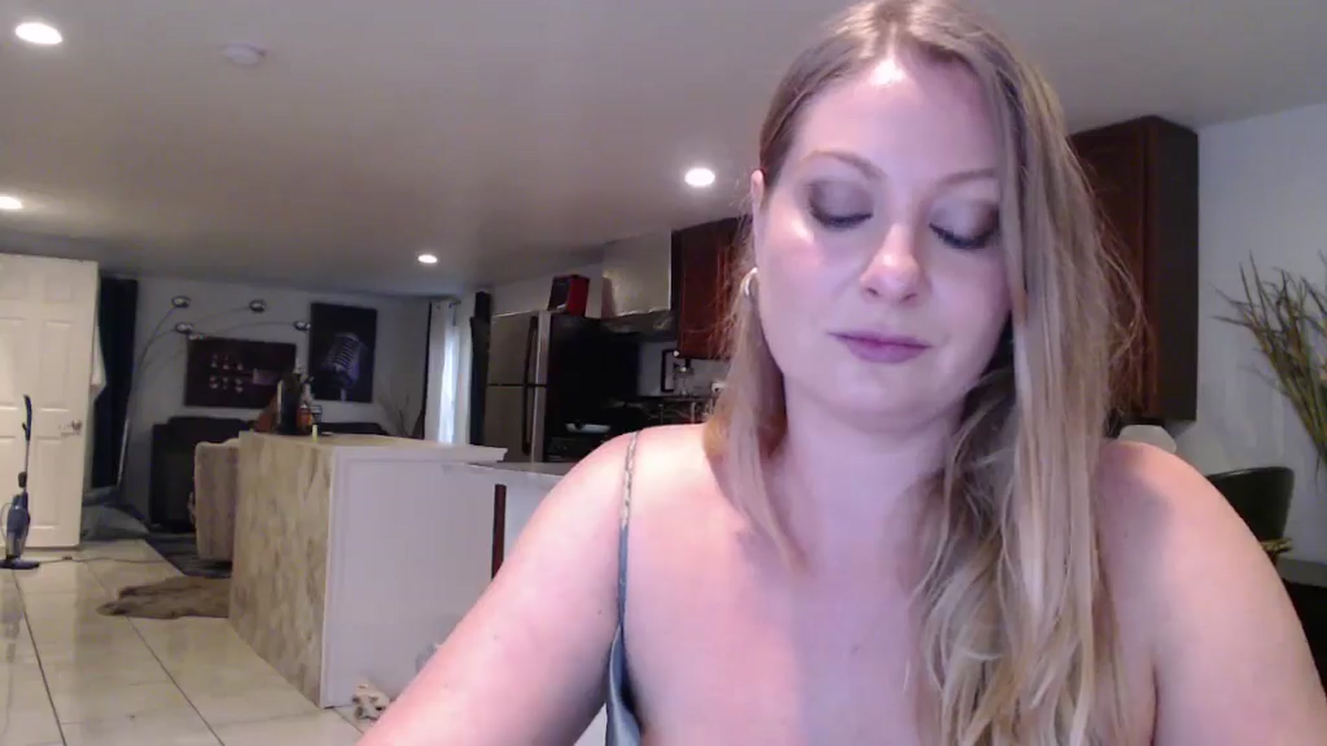 Gallery image thumbnail from VeronicaOMG's myfreecams stream on, 12/04/2024, 21:20 image 16 of 20