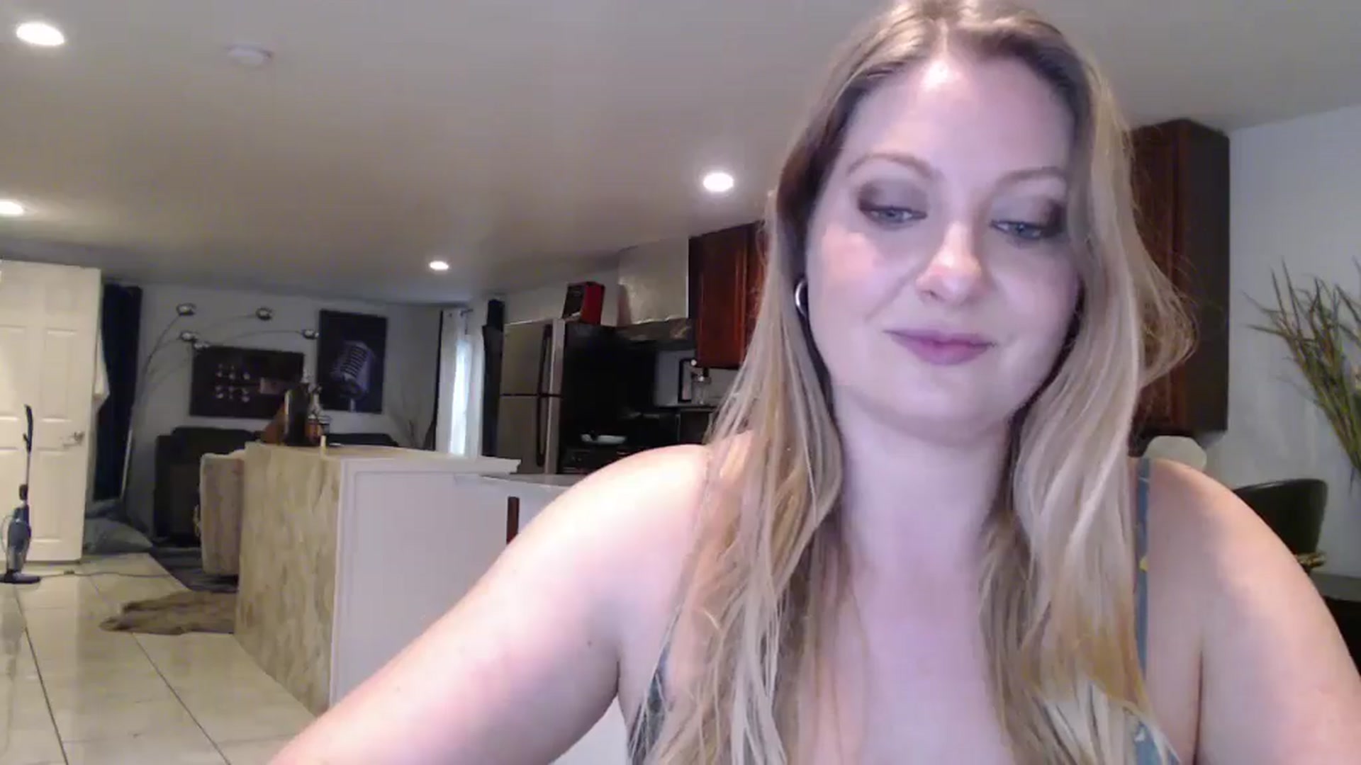 Gallery image thumbnail from VeronicaOMG's myfreecams stream on, 12/04/2024, 21:20 image 18 of 20