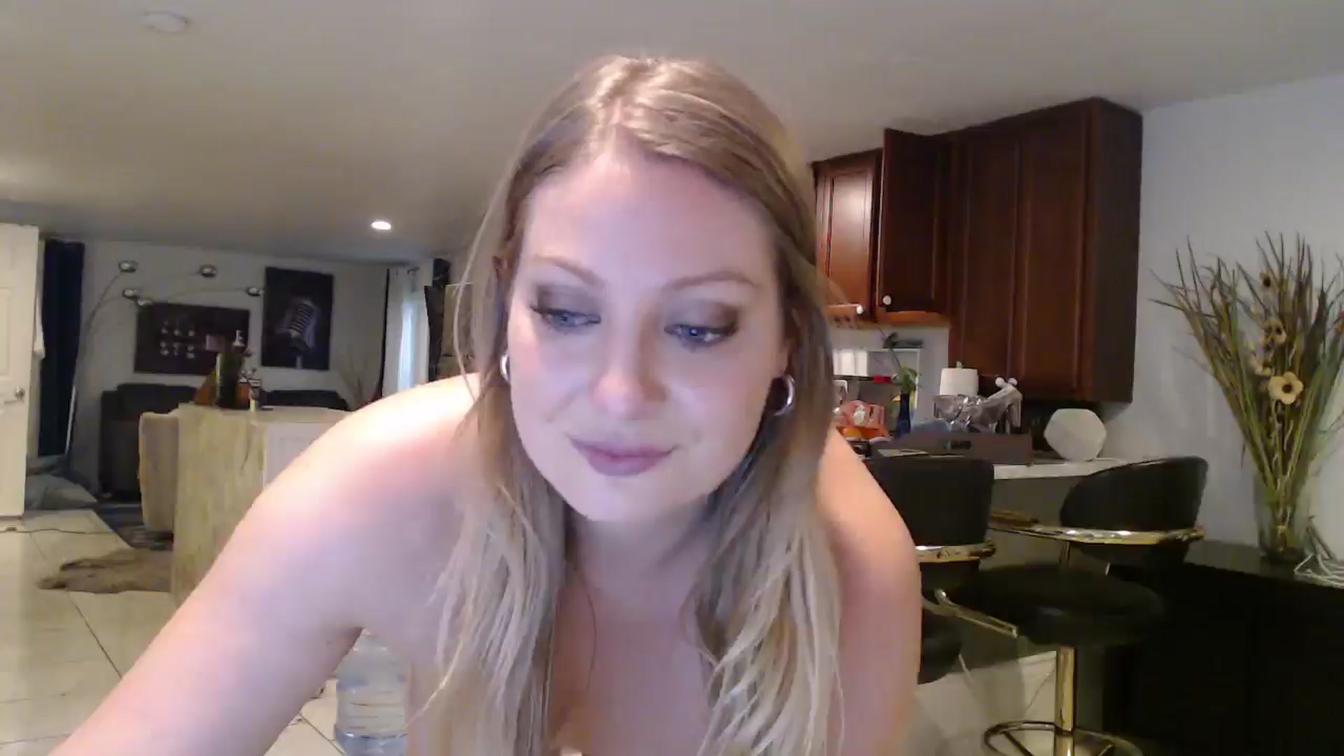 Gallery image thumbnail from VeronicaOMG's myfreecams stream on, 12/04/2024, 21:50 image 9 of 20