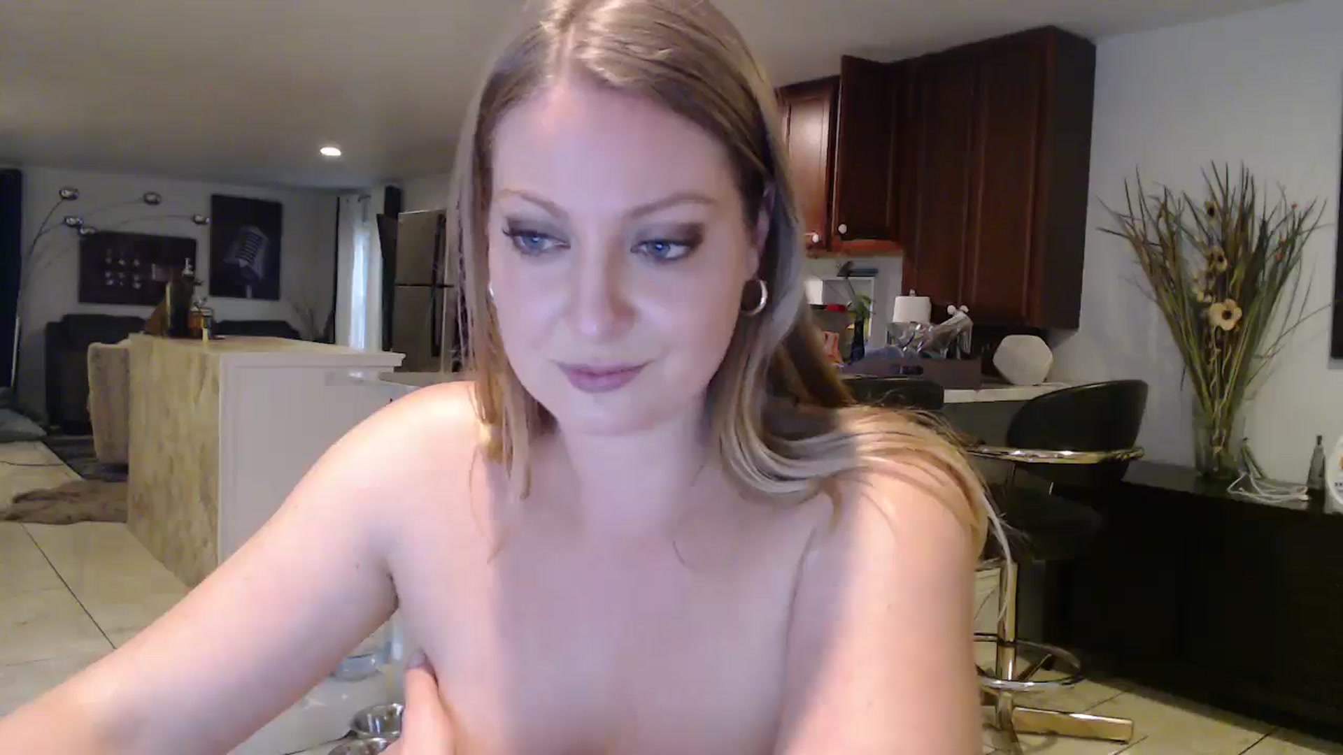 Gallery image thumbnail from VeronicaOMG's myfreecams stream on, 12/04/2024, 21:50 image 14 of 20