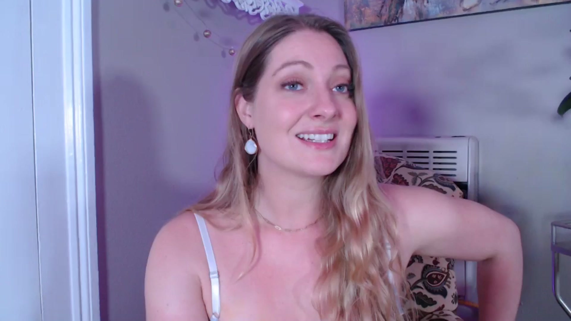 Gallery image thumbnail from VeronicaOMG's myfreecams stream on, 03/10/2025, 24:26 image 8 of 20