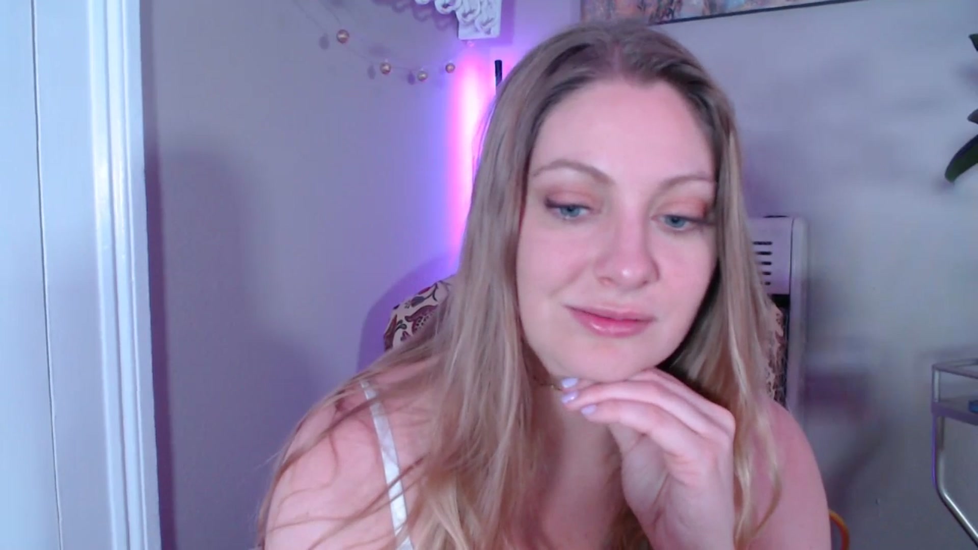 Gallery image thumbnail from VeronicaOMG's myfreecams stream on, 03/10/2025, 24:26 image 3 of 20