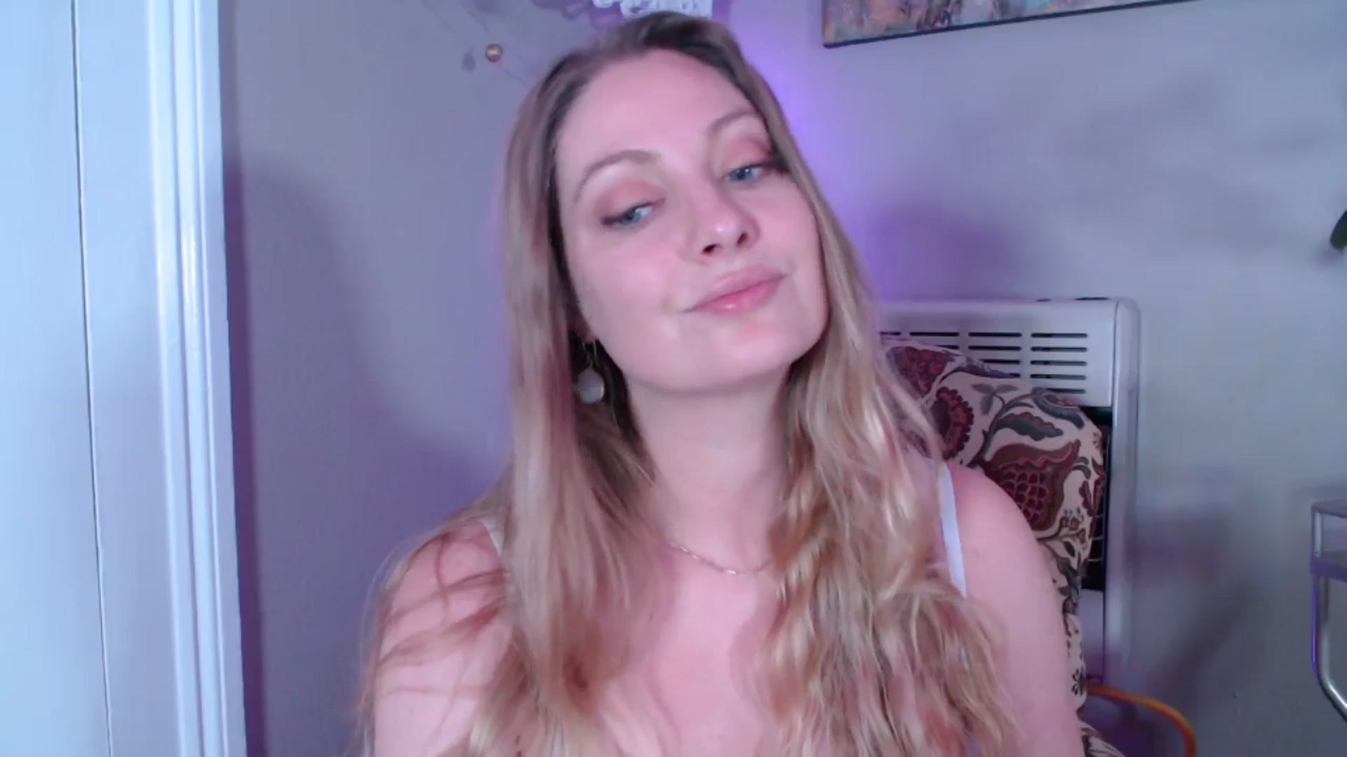 Gallery image thumbnail from VeronicaOMG's myfreecams stream on, 03/10/2025, 24:26 image 2 of 20
