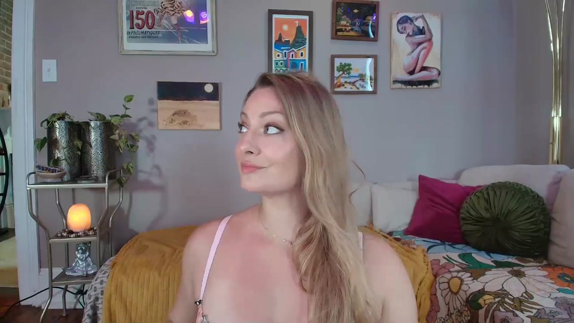 Gallery image thumbnail from VeronicaOMG's myfreecams stream on, 07/14/2025, 21:30 image 4 of 20