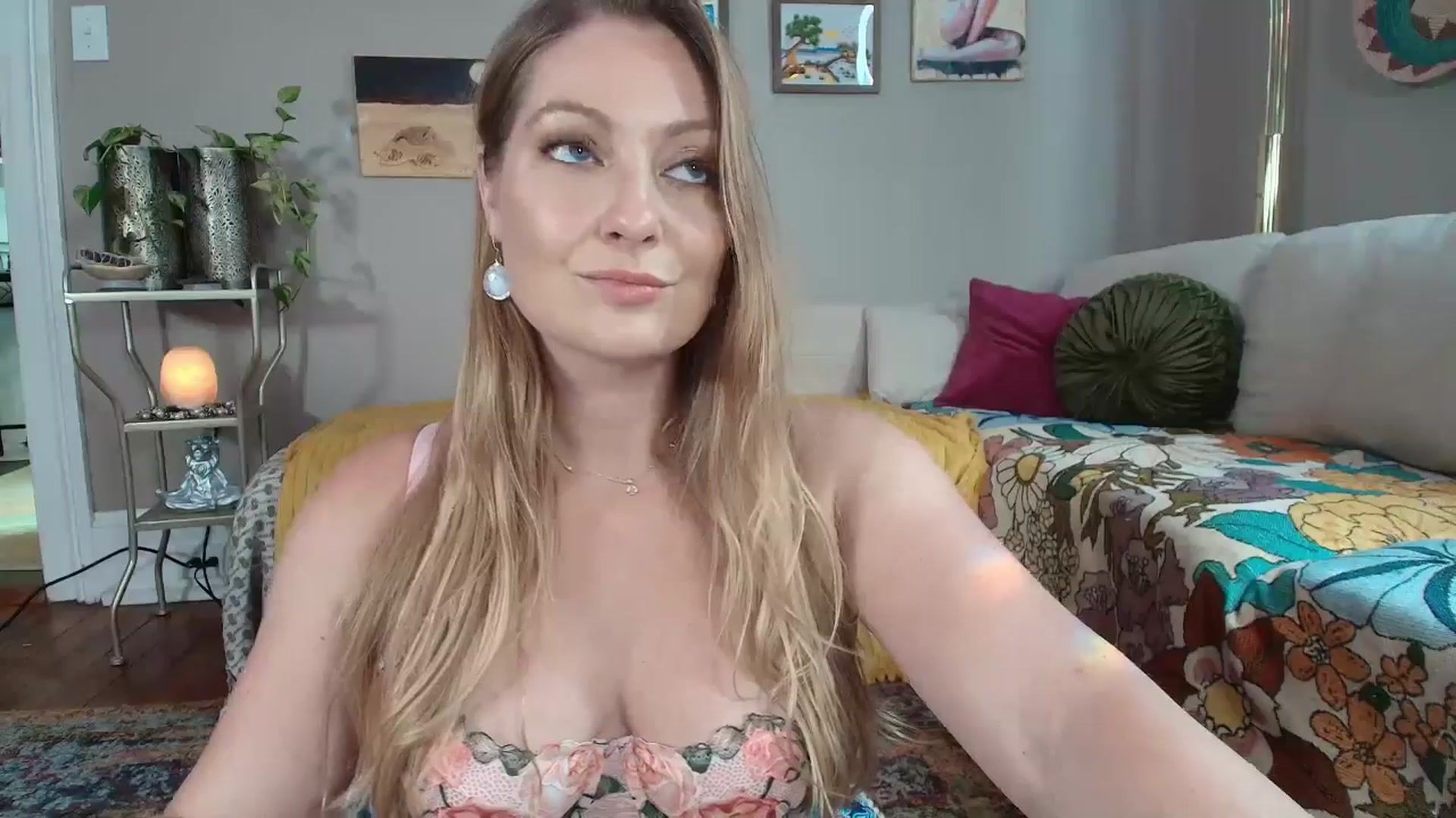Gallery image thumbnail from VeronicaOMG's myfreecams stream on, 07/14/2025, 21:30 image 10 of 20