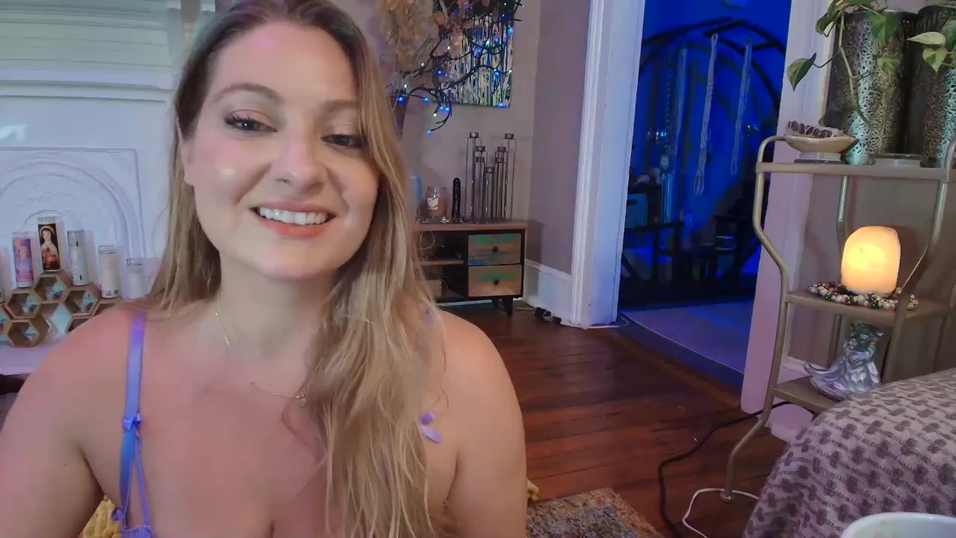 Gallery image thumbnail from VeronicaOMG's myfreecams stream on, 07/16/2025, 01:11 image 16 of 20