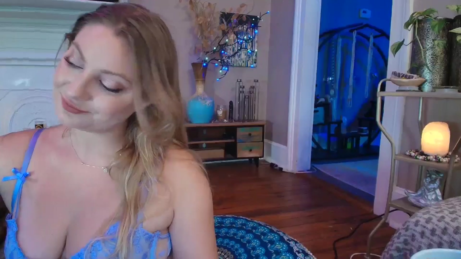 Gallery image thumbnail from VeronicaOMG's myfreecams stream on, 07/16/2025, 01:11 image 5 of 20