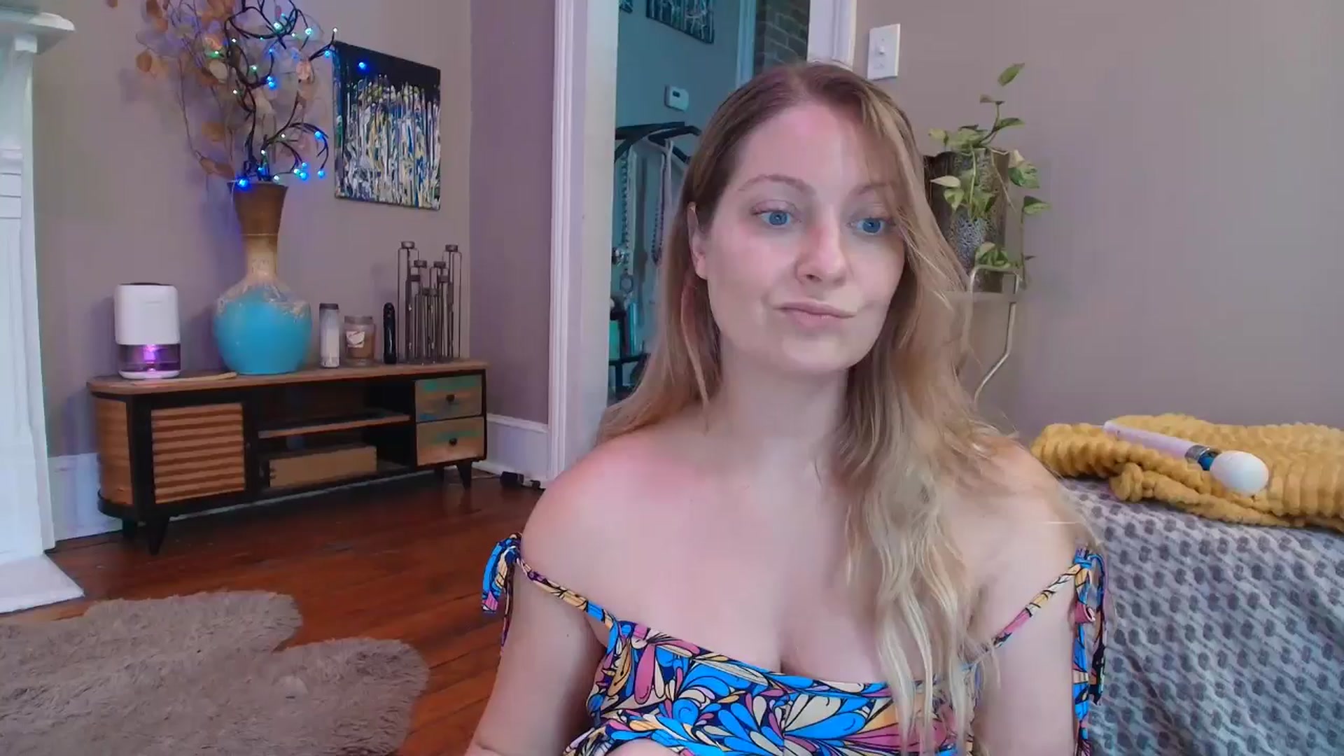 Gallery image thumbnail from VeronicaOMG's myfreecams stream on, 07/17/2025, 16:27 image 5 of 20