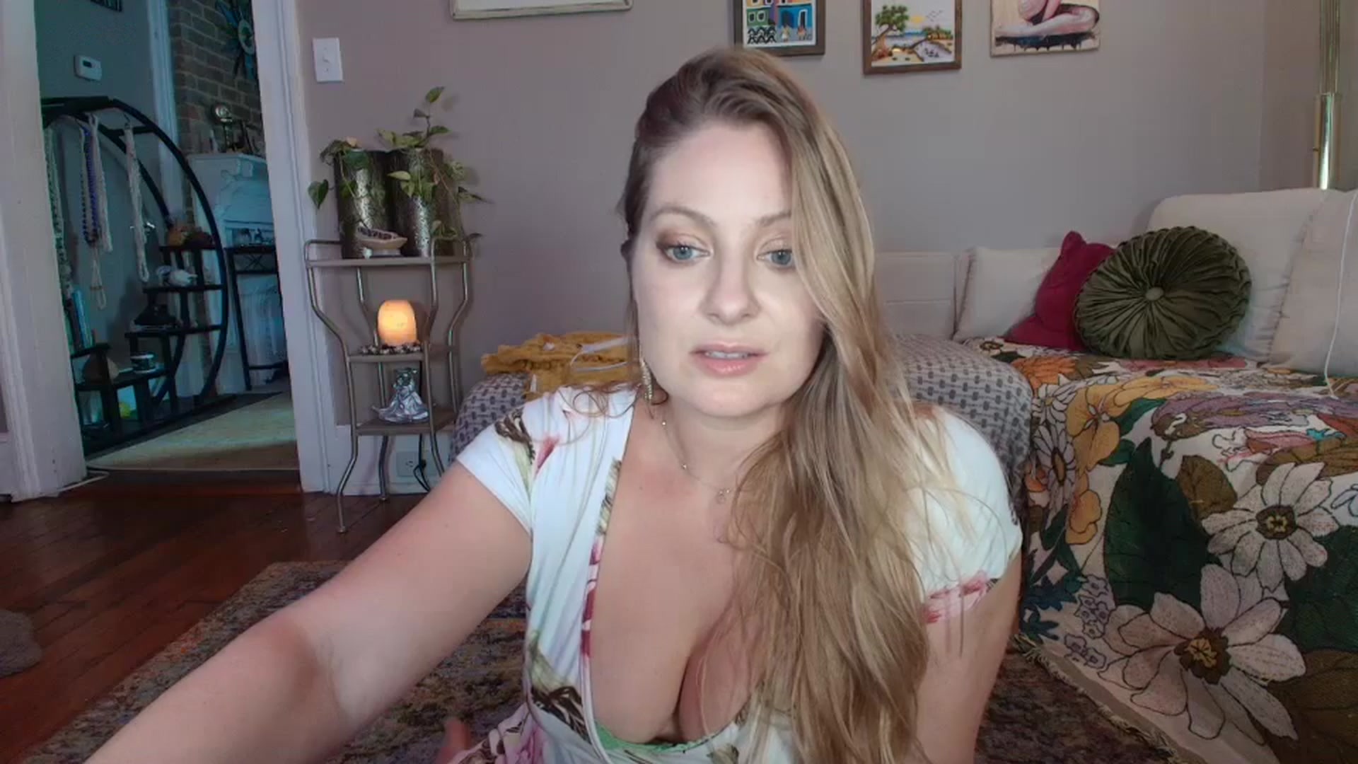 Gallery image thumbnail from VeronicaOMG's myfreecams stream on, 07/18/2025, 23:50 image 3 of 20
