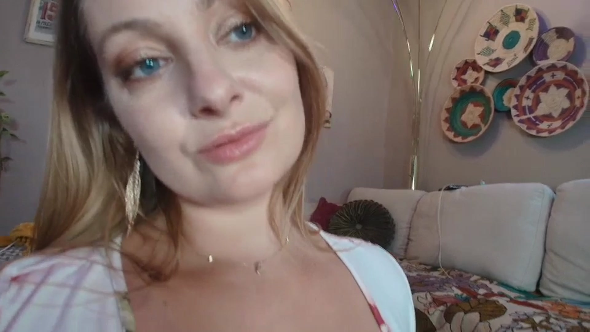 Gallery image thumbnail from VeronicaOMG's myfreecams stream on, 07/18/2025, 23:50 image 6 of 20
