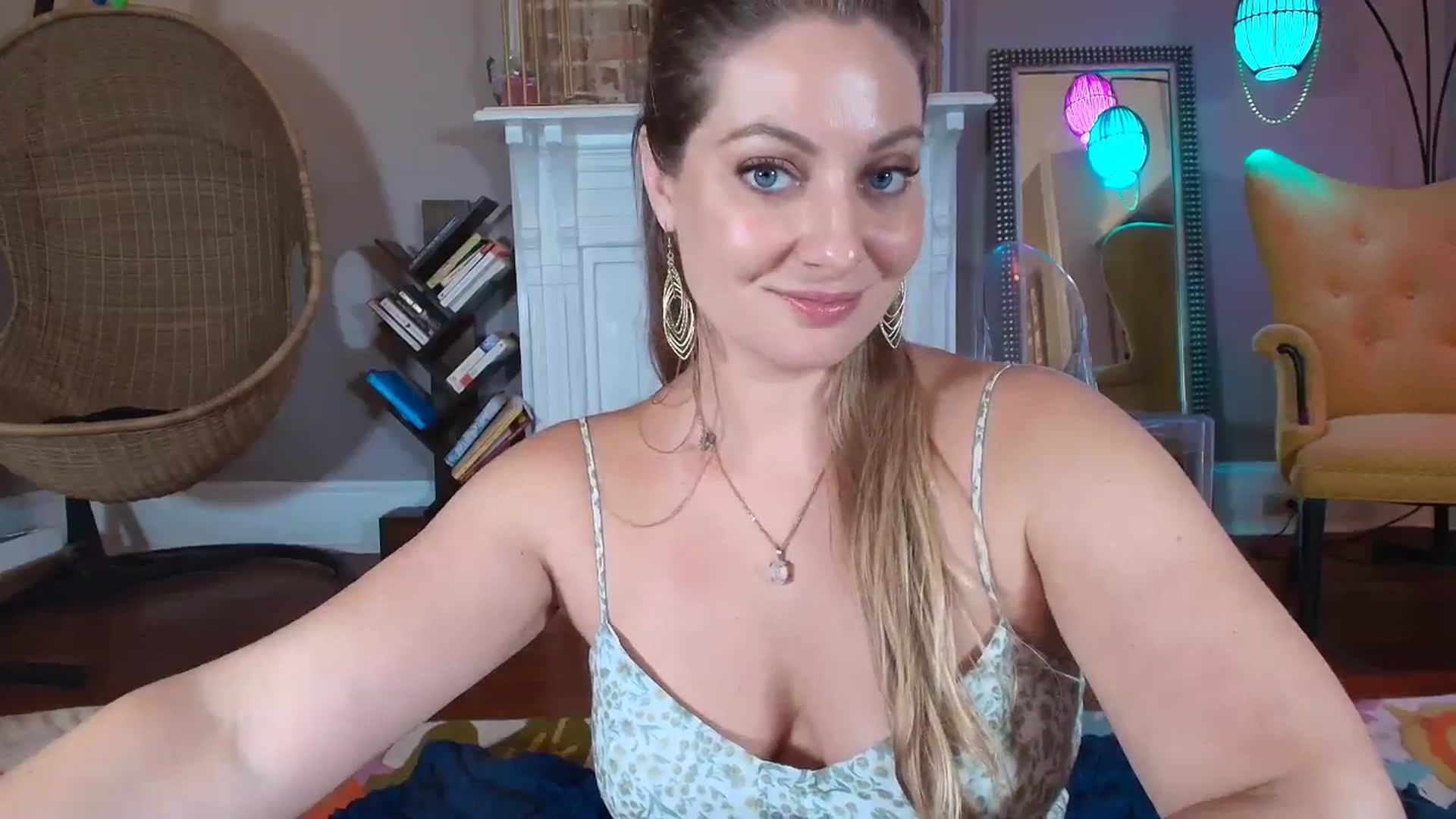 Gallery image thumbnail from VeronicaOMG's myfreecams stream on, 08/27/2025, 02:13 image 17 of 20