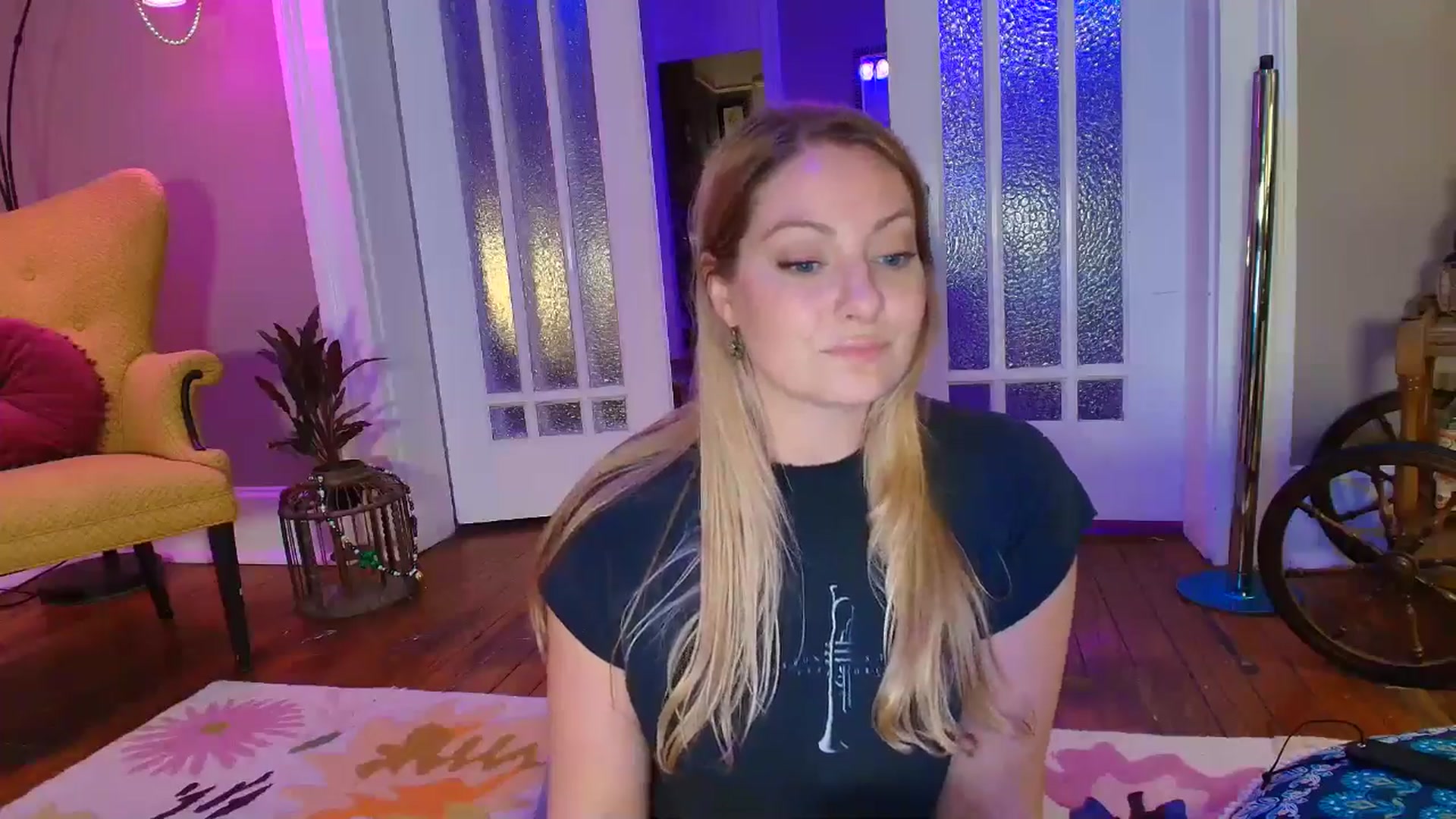 Gallery image thumbnail from VeronicaOMG's myfreecams stream on, 10/21/2025, 01:13 image 17 of 20