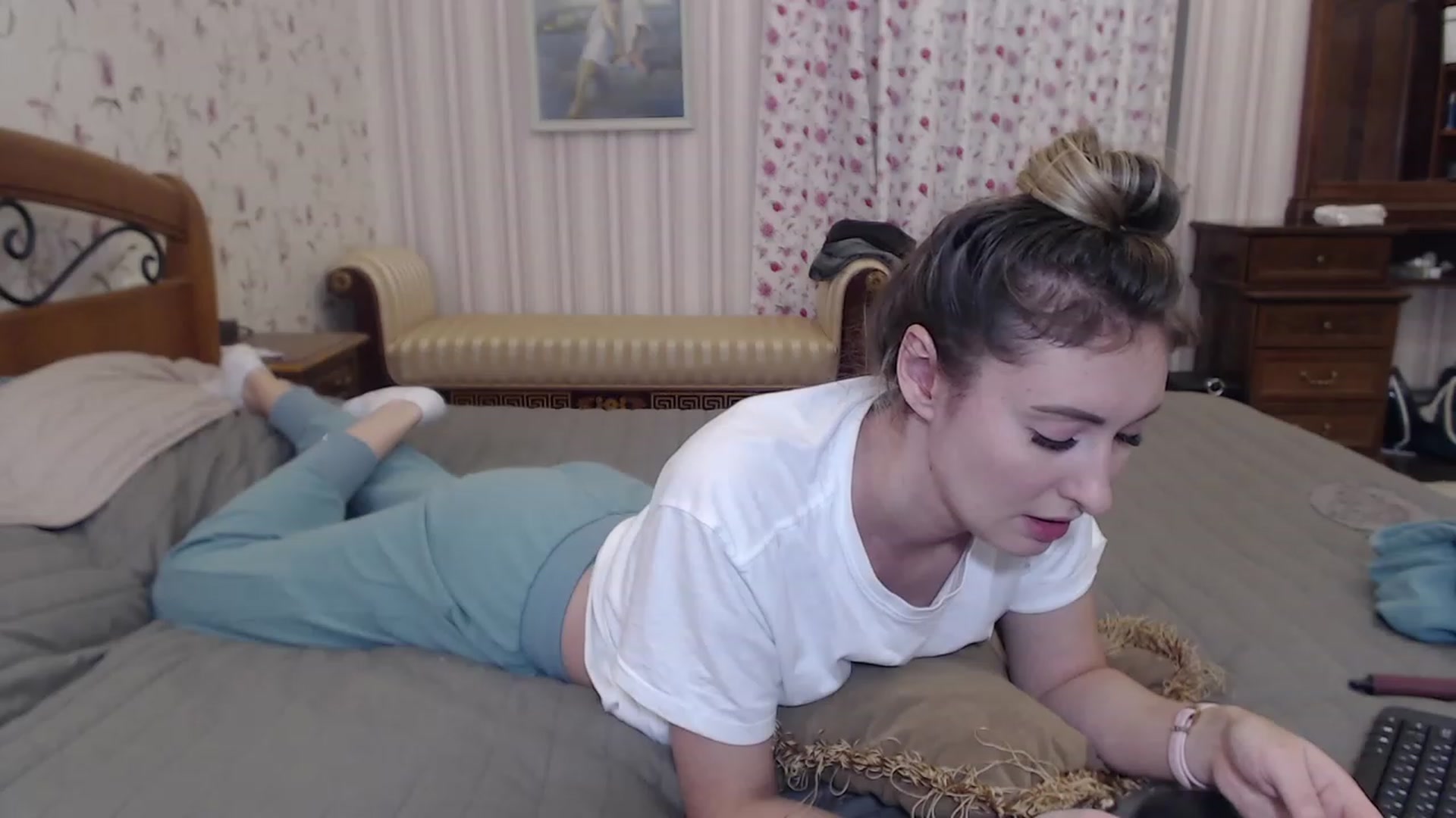 Gallery image thumbnail from Veronica_4u's myfreecams stream on, 11/17/2022, 16:36 image 9 of 20