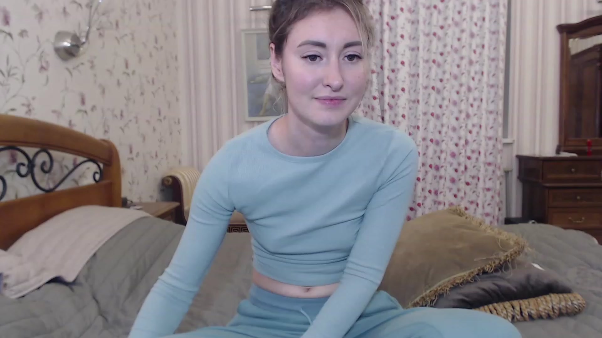 Gallery image thumbnail from Veronica_4u's myfreecams stream on, 11/18/2022, 18:22 image 16 of 20