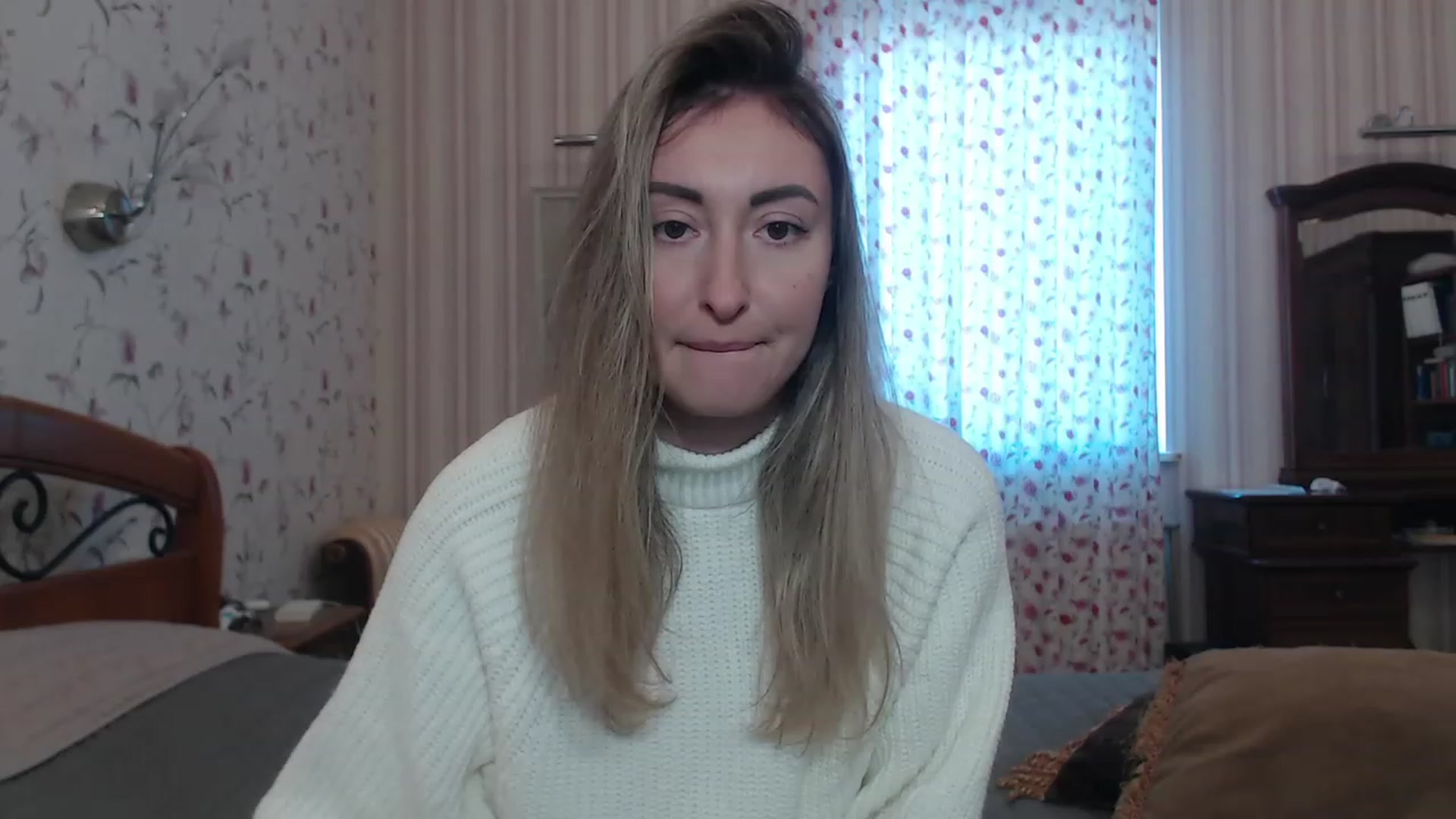 Gallery image thumbnail from Veronica_4u's myfreecams stream on, 12/06/2022, 11:05 image 4 of 20