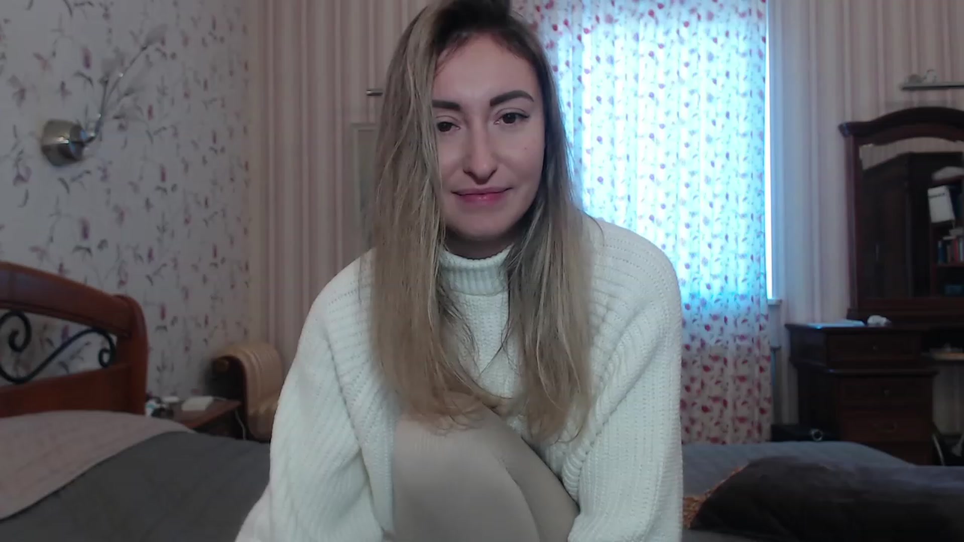 Gallery image thumbnail from Veronica_4u's myfreecams stream on, 12/06/2022, 11:05 image 10 of 20
