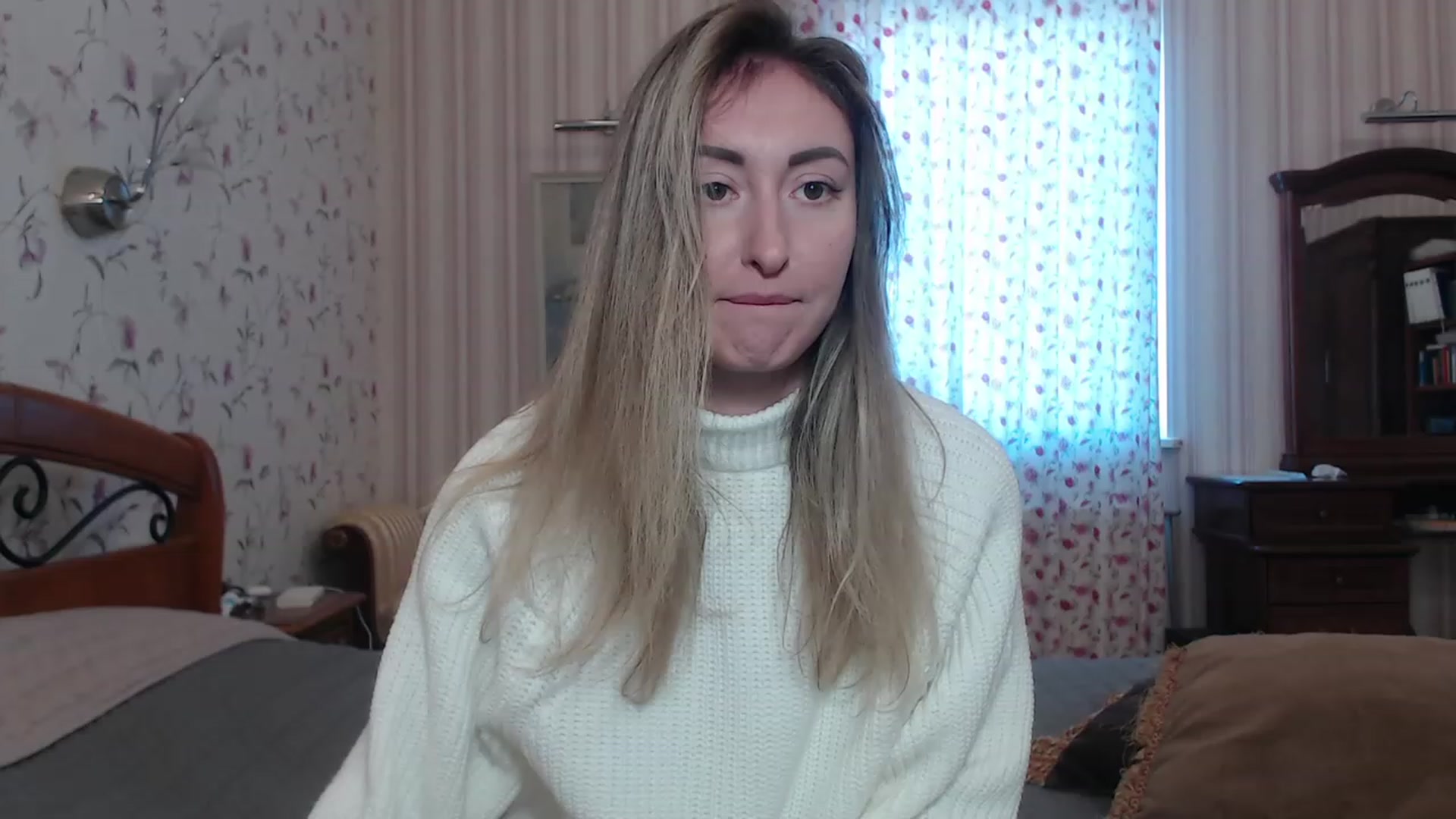 Gallery image thumbnail from Veronica_4u's myfreecams stream on, 12/06/2022, 11:05 image 1 of 20