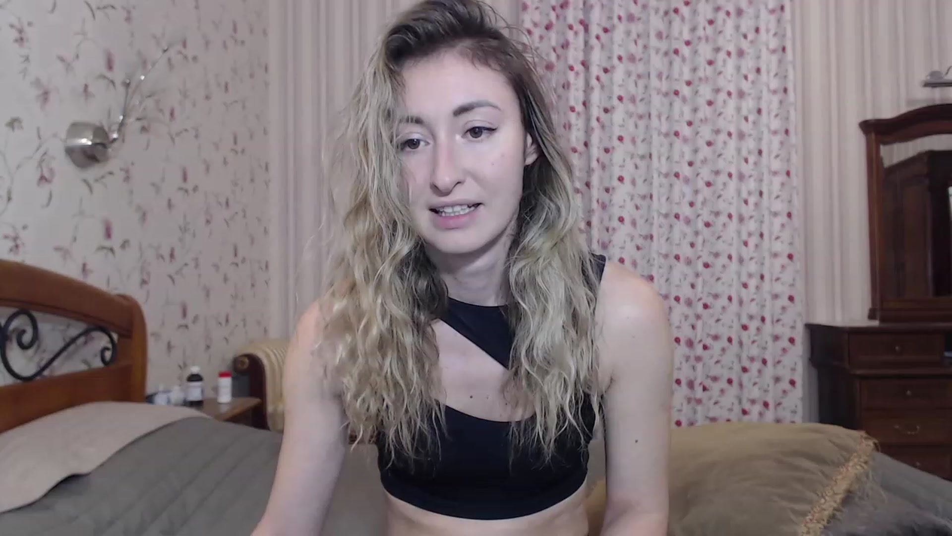 Gallery image thumbnail from Veronica_4u's myfreecams stream on, 12/19/2022, 15:34 image 9 of 20