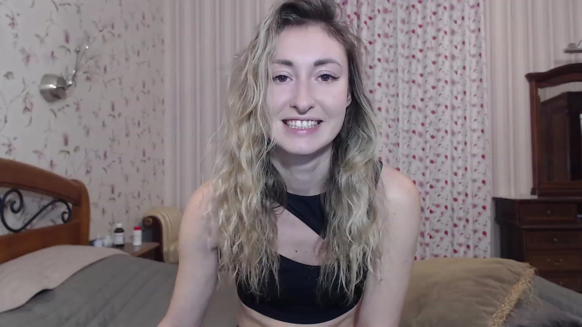 Gallery image thumbnail from Veronica_4u's myfreecams stream on, 12/19/2022, 15:34 image 12 of 20