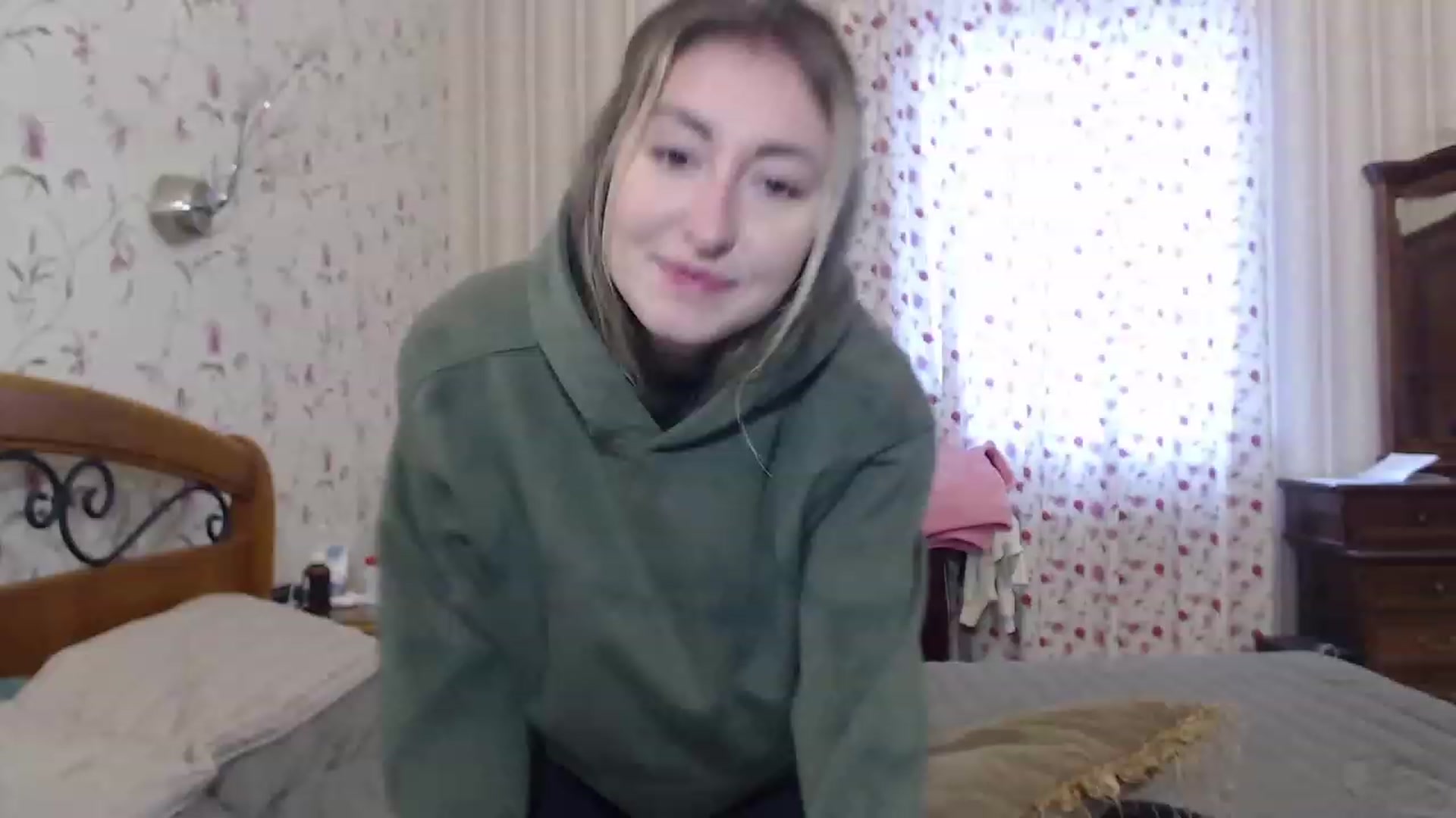 Gallery image thumbnail from Veronica_4u's myfreecams stream on, 12/22/2022, 08:47 image 7 of 20