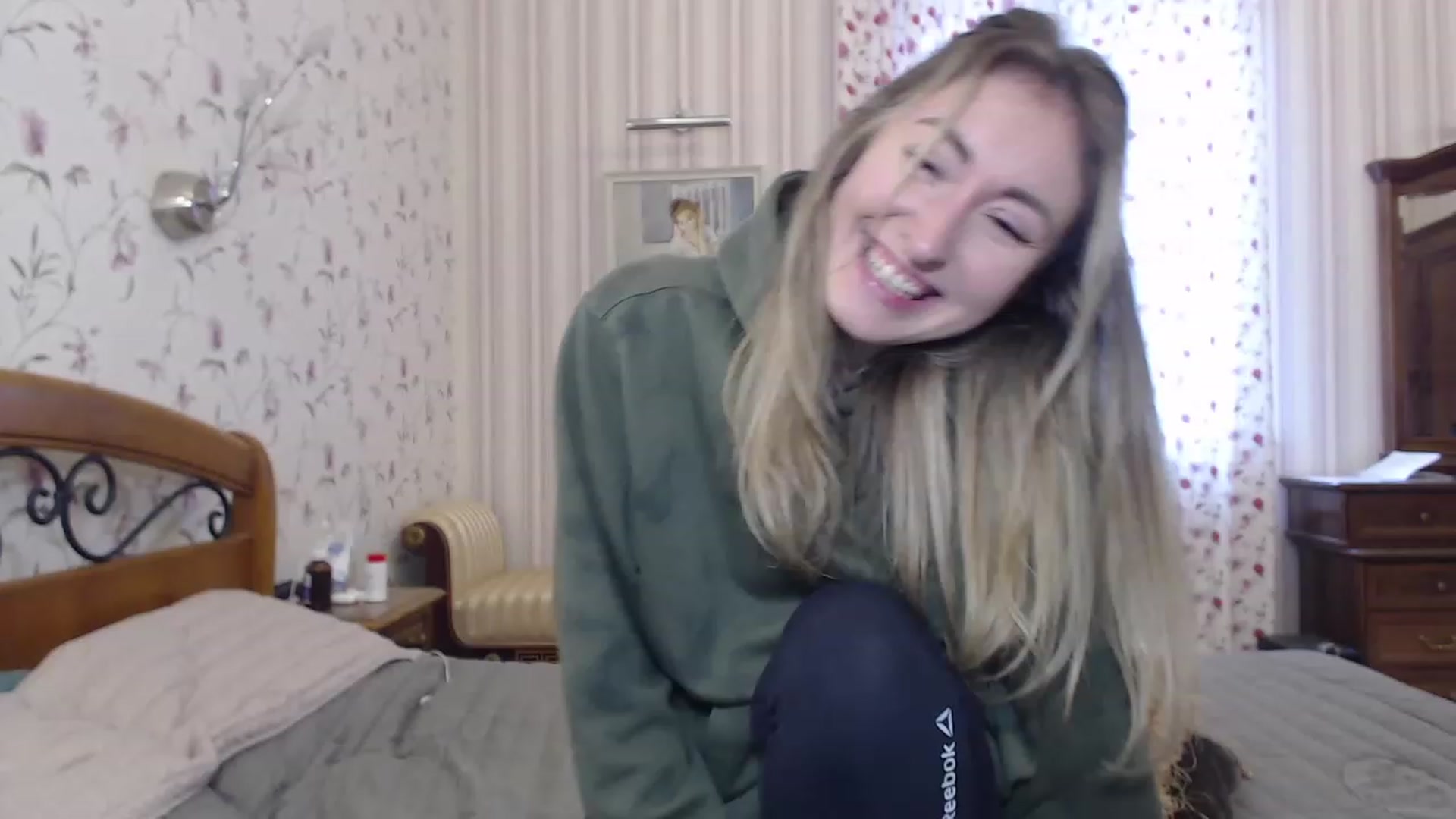 Gallery image thumbnail from Veronica_4u's myfreecams stream on, 12/22/2022, 08:47 image 8 of 20
