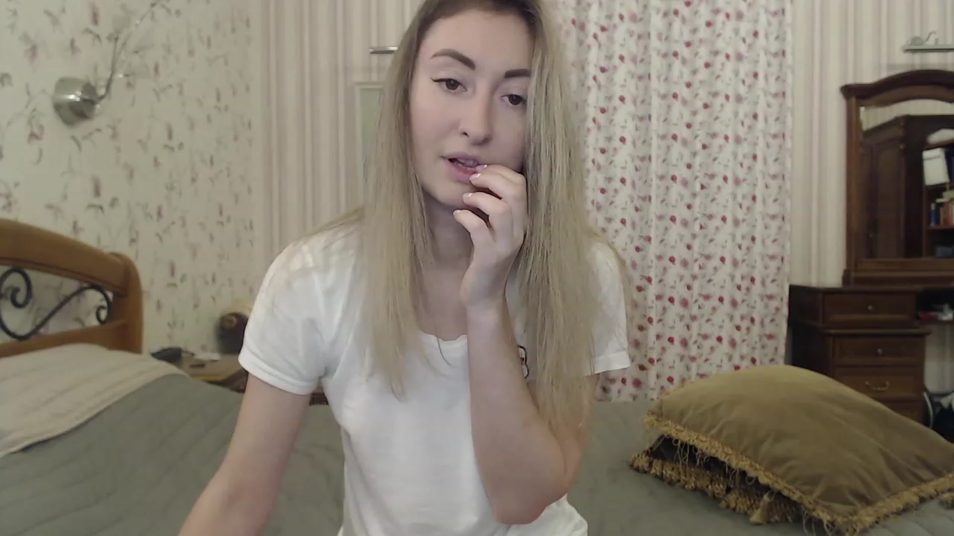 Gallery image thumbnail from Veronica_4u's myfreecams stream on, 12/27/2022, 17:35 image 9 of 20