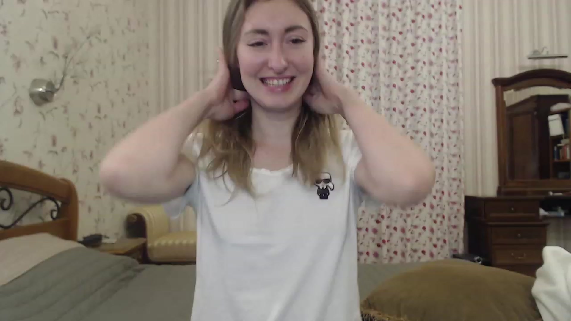 Gallery image thumbnail from Veronica_4u's myfreecams stream on, 12/28/2022, 16:18 image 17 of 20