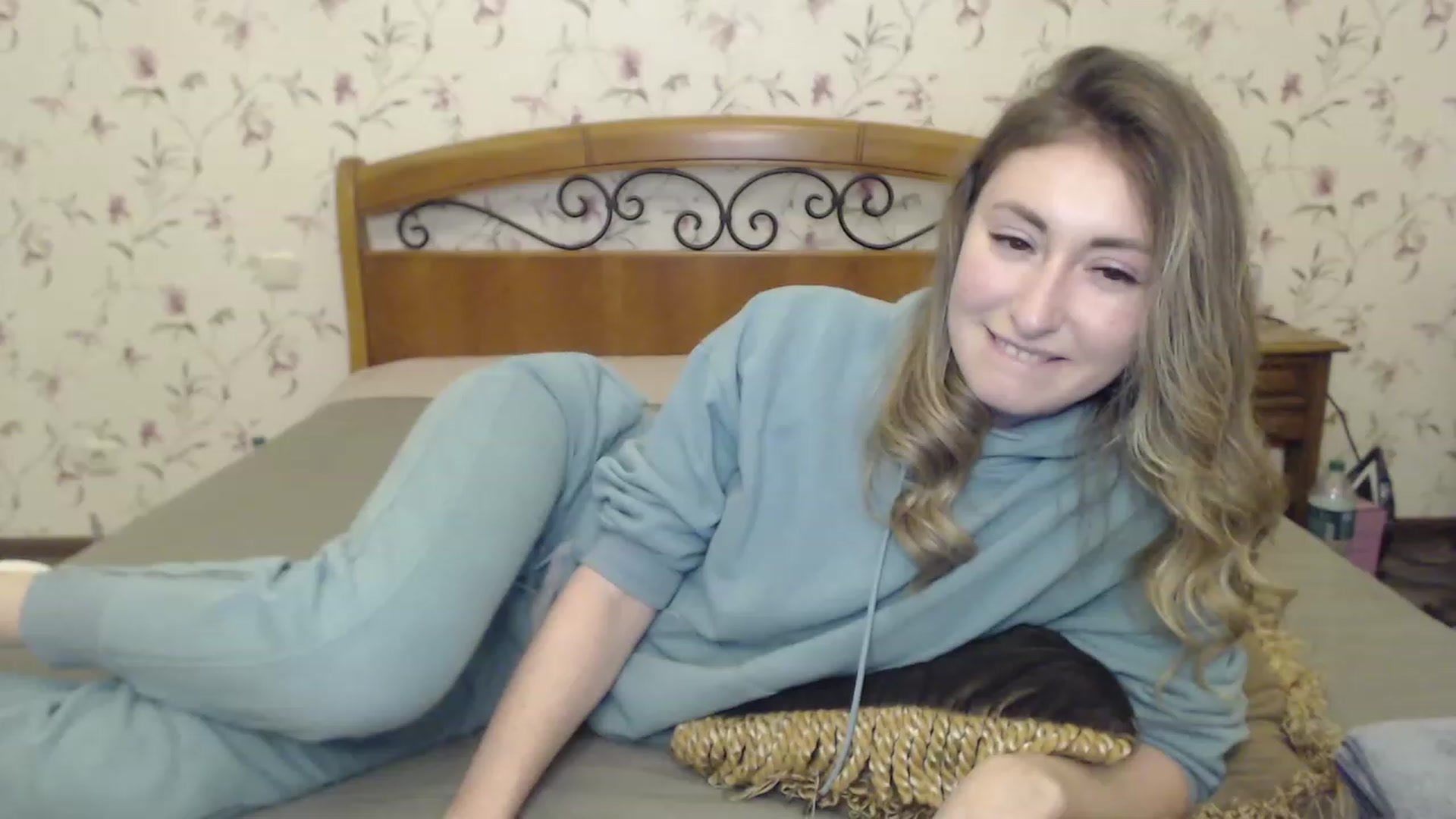 Gallery image thumbnail from Veronica_4u's myfreecams stream on, 03/10/2023, 17:27 image 15 of 20