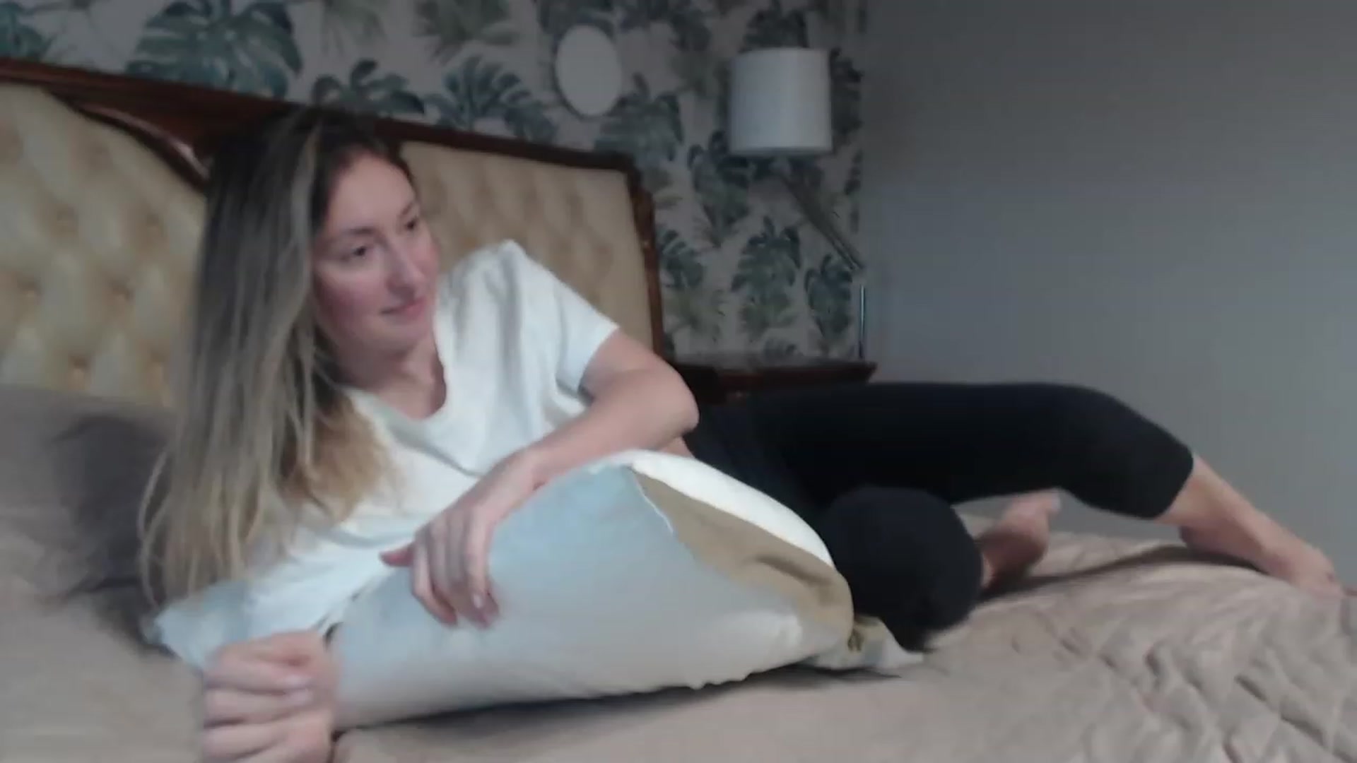 Gallery image thumbnail from Veronica_4u's myfreecams stream on, 12/04/2023, 07:46 image 9 of 20