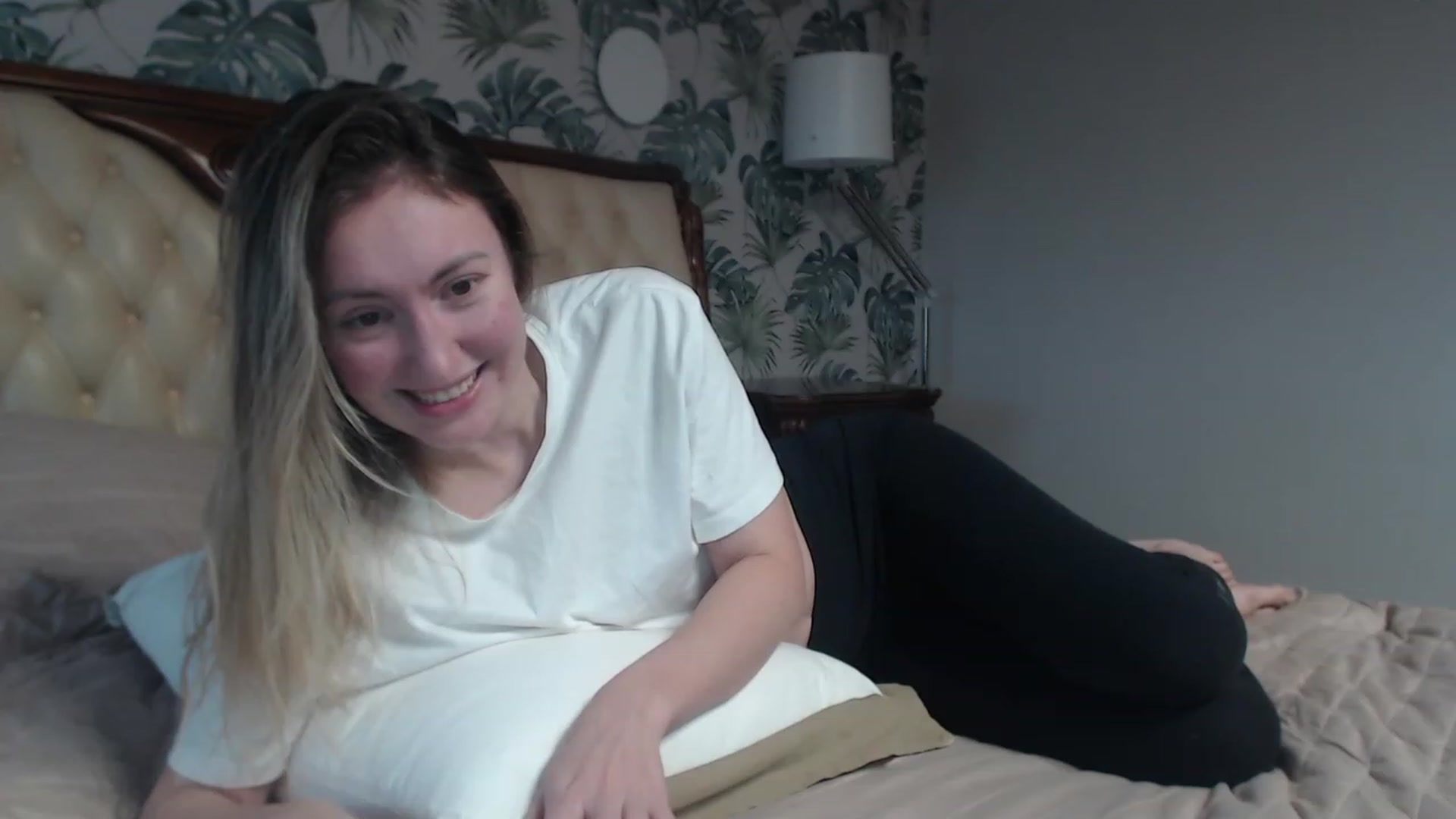 Gallery image thumbnail from Veronica_4u's myfreecams stream on, 12/04/2023, 07:46 image 4 of 20