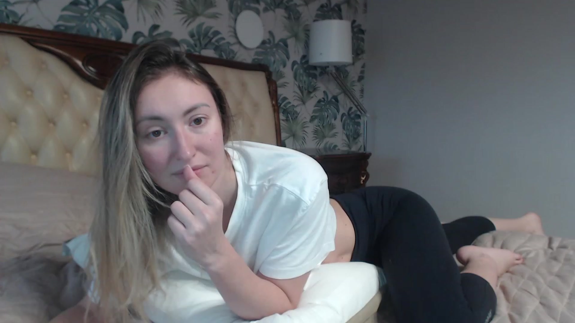 Gallery image thumbnail from Veronica_4u's myfreecams stream on, 12/04/2023, 07:46 image 5 of 20
