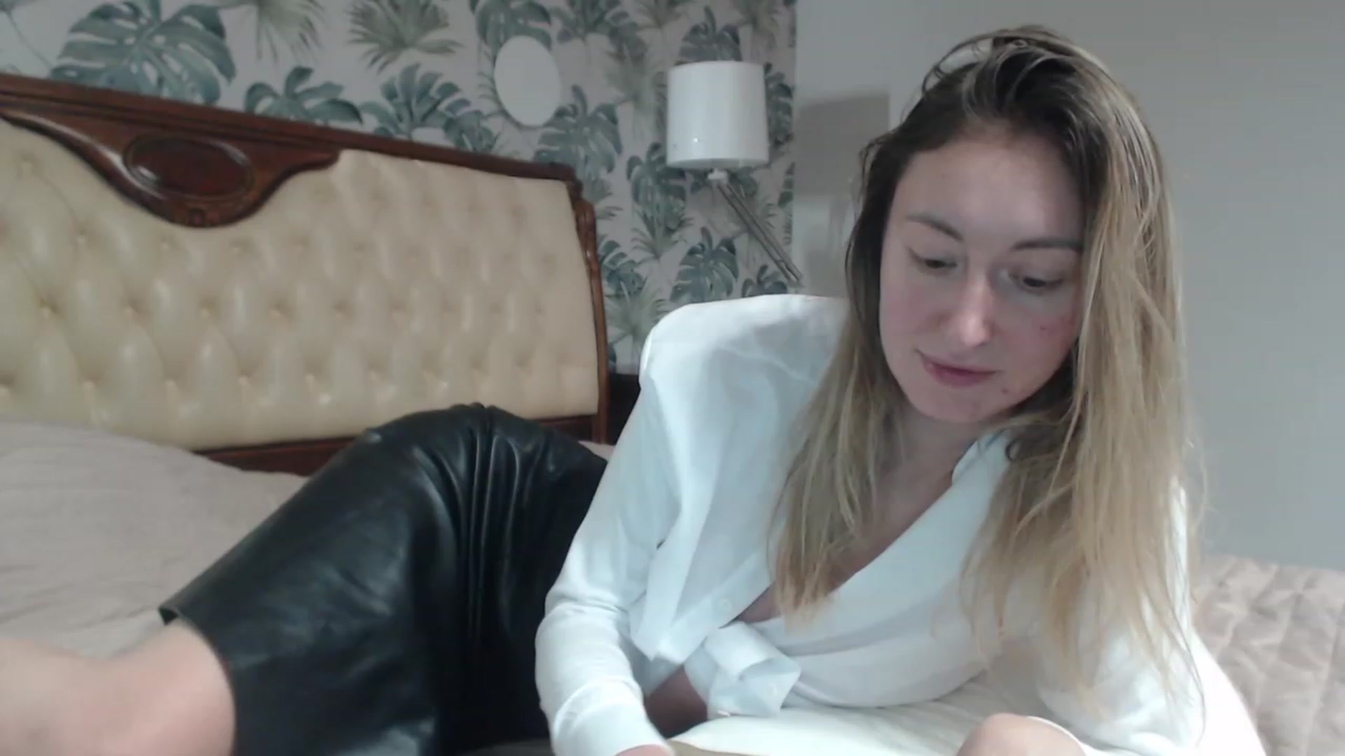 Gallery image thumbnail from Veronica_4u's myfreecams stream on, 12/04/2023, 17:35 image 9 of 20